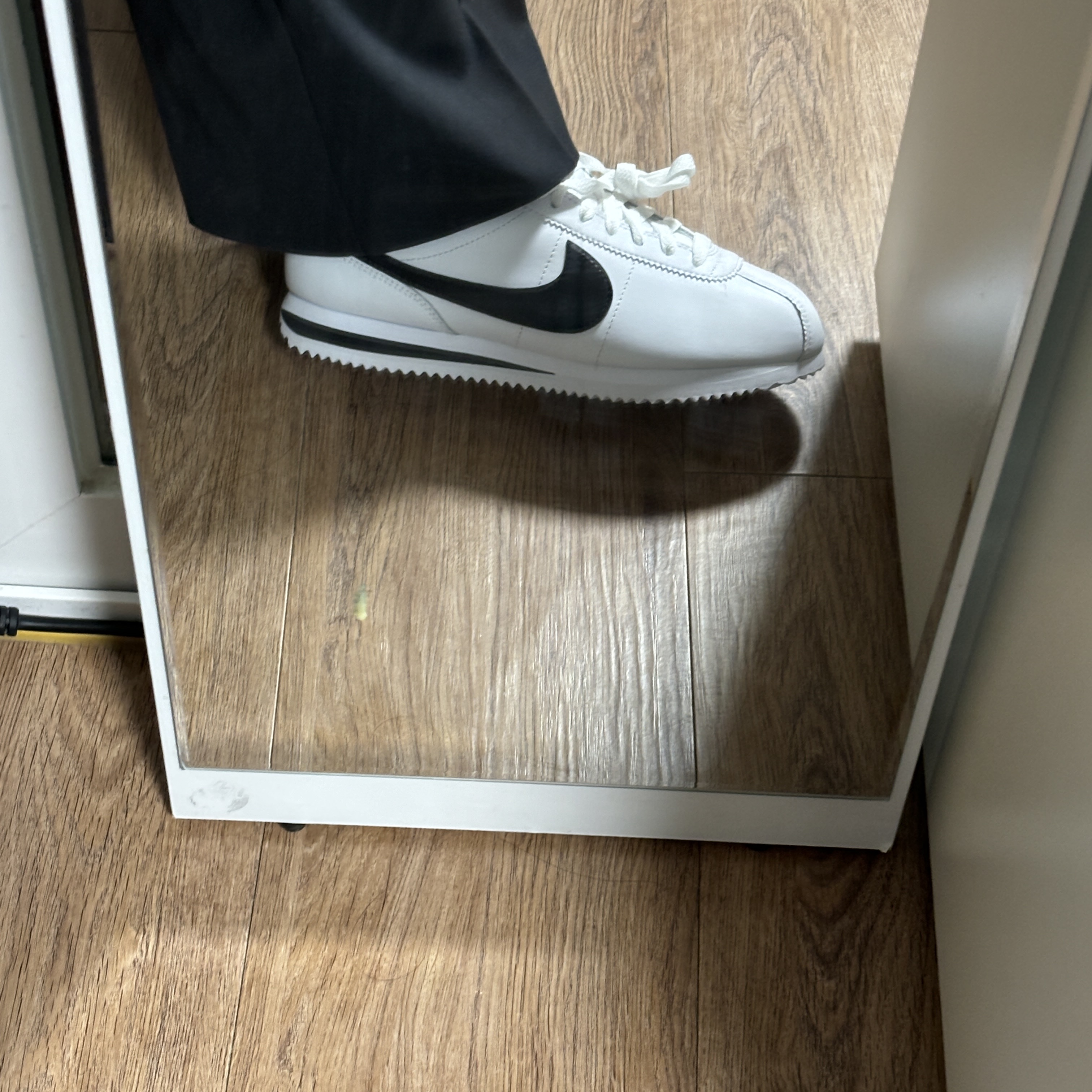 (W) Nike Cortez Leather White Black 착용 스타일