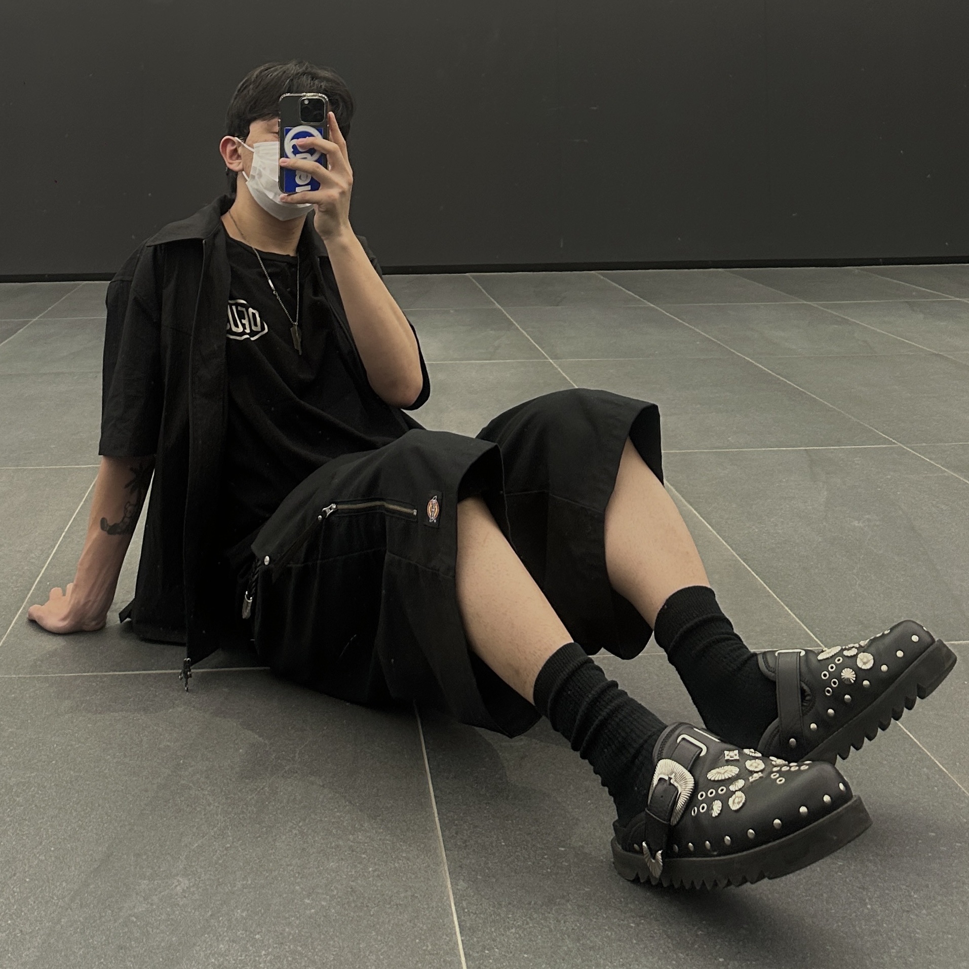 Toga Virilis AJ1066 Mules Leather Black 착용 스타일 - 3