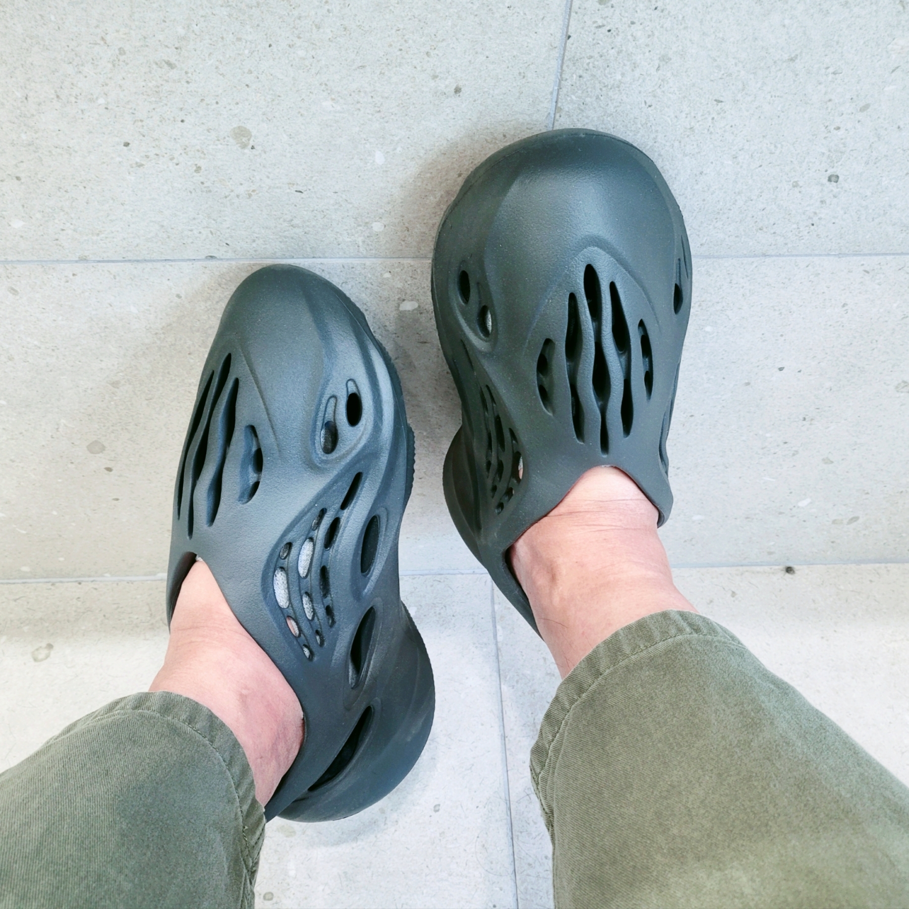 Adidas Yeezy Foam RNNR Carbon 착용 스타일