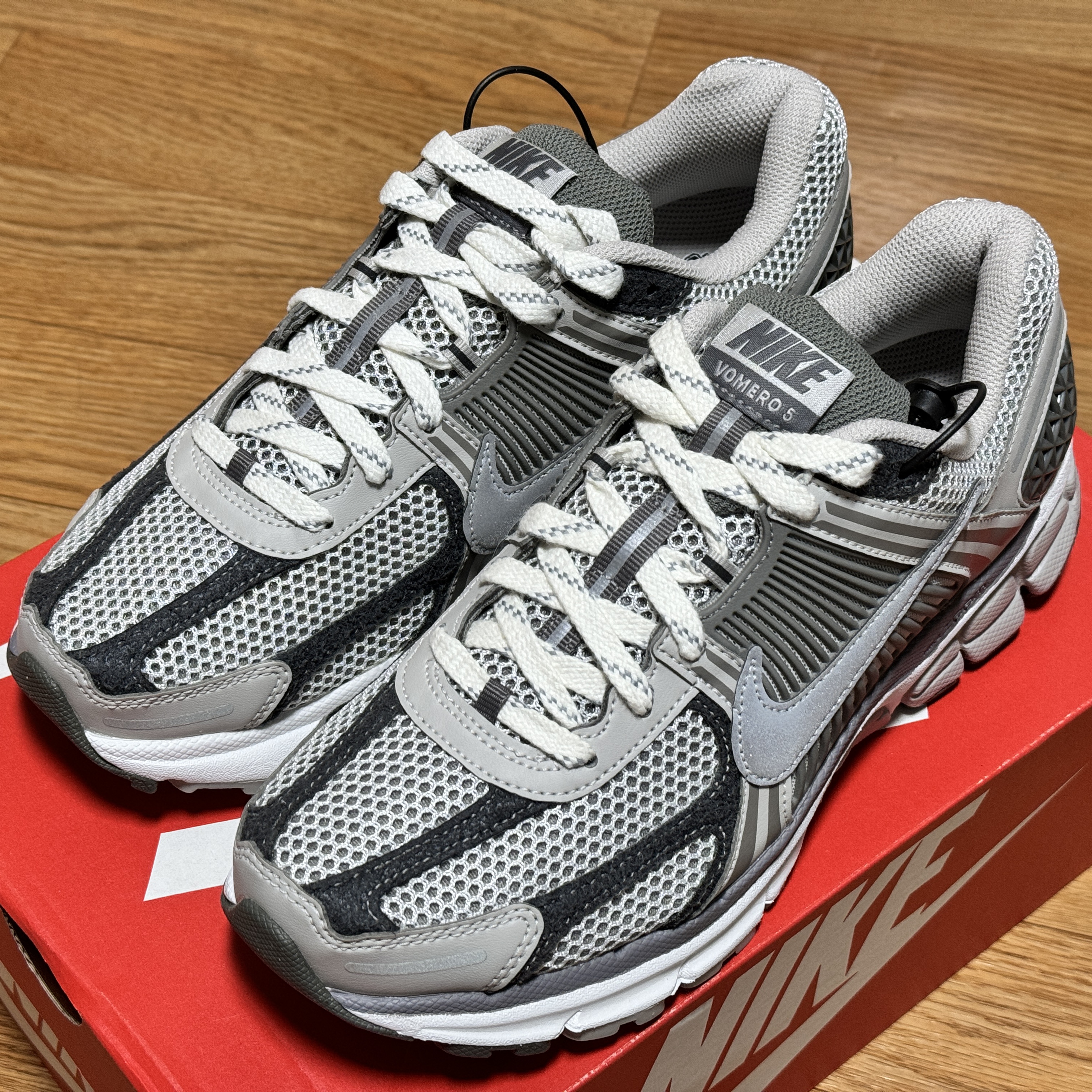 Nike Zoom Vomero 5 PRM Light Iron Ore and Flat Fewter 착용 스타일 - 1