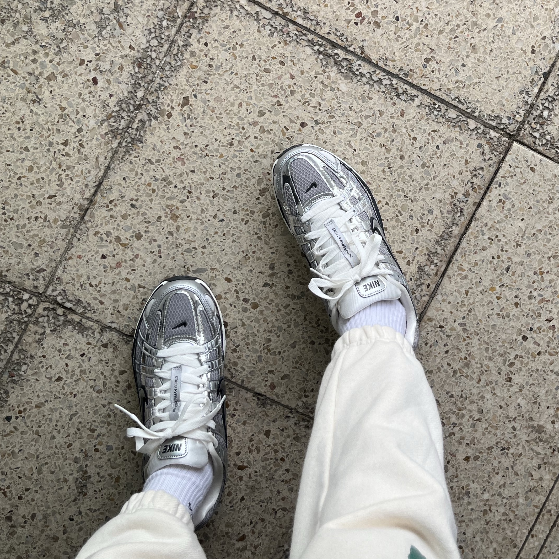 Nike P-6000 Metallic Silver 착용 스타일