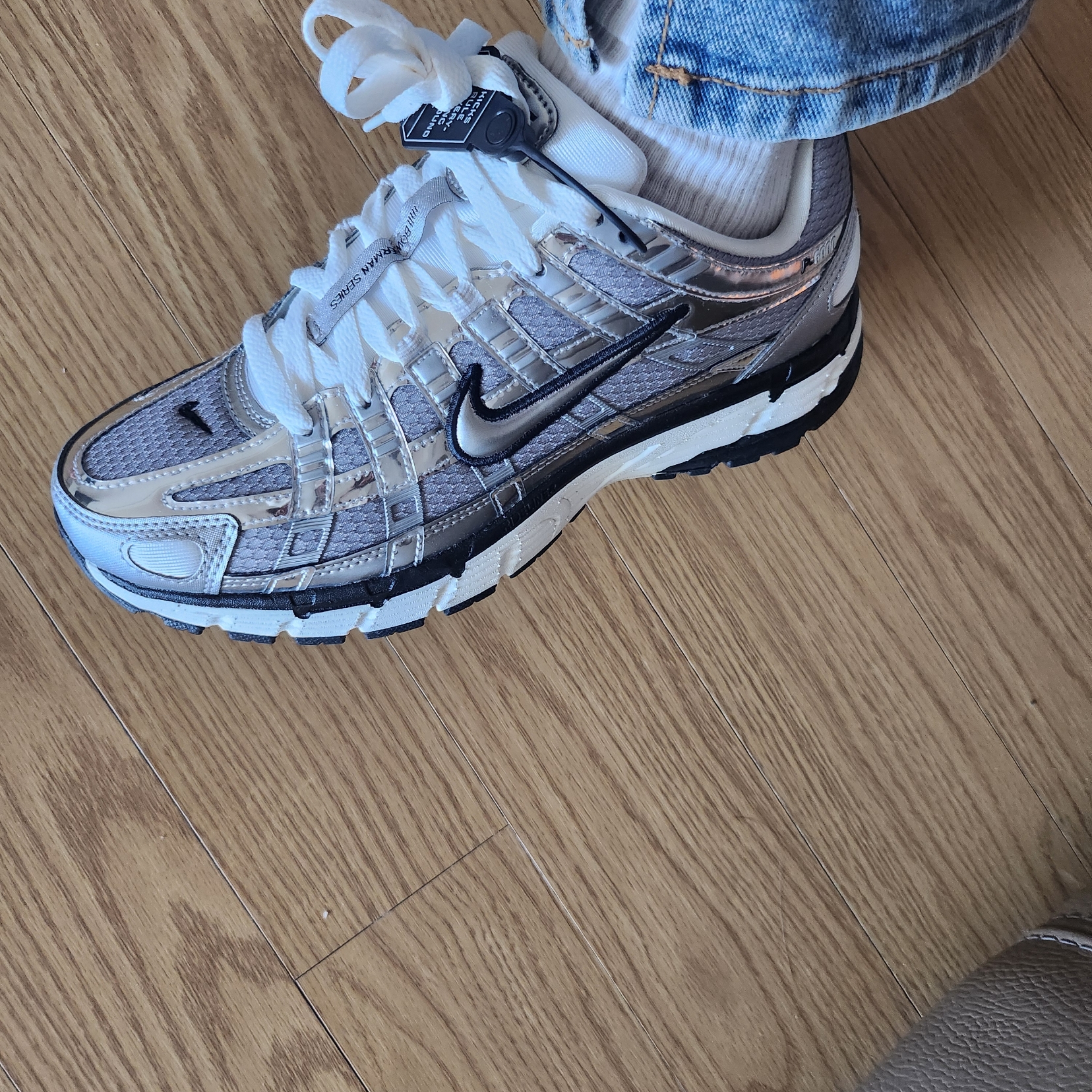 Nike P-6000 Metallic Silver 착용 스타일 - 2