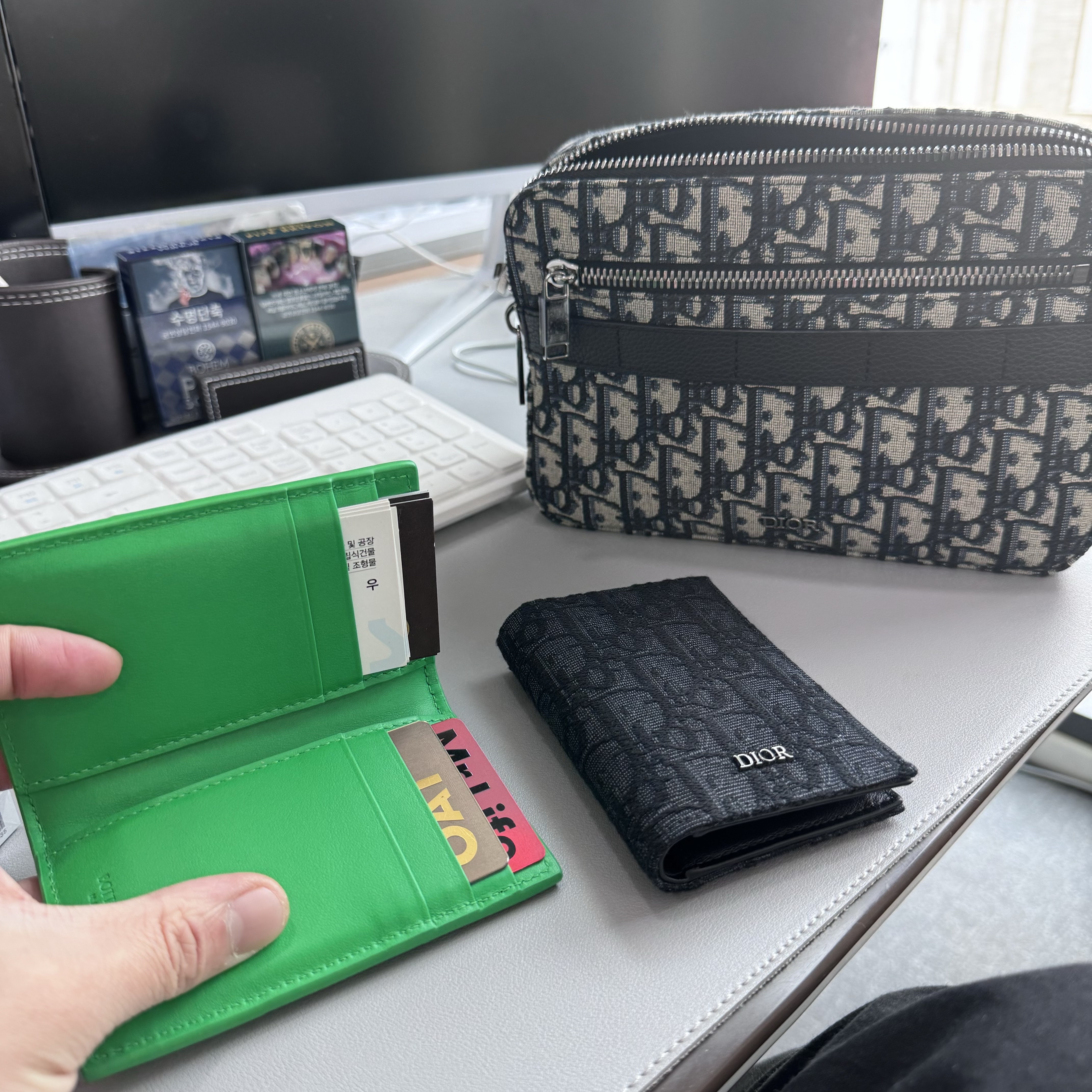 Bottega Veneta Flap Card Case Parakeet, Dior Bi-Fold Card Holder Black Dior Oblique Jacquard 착용 스타일