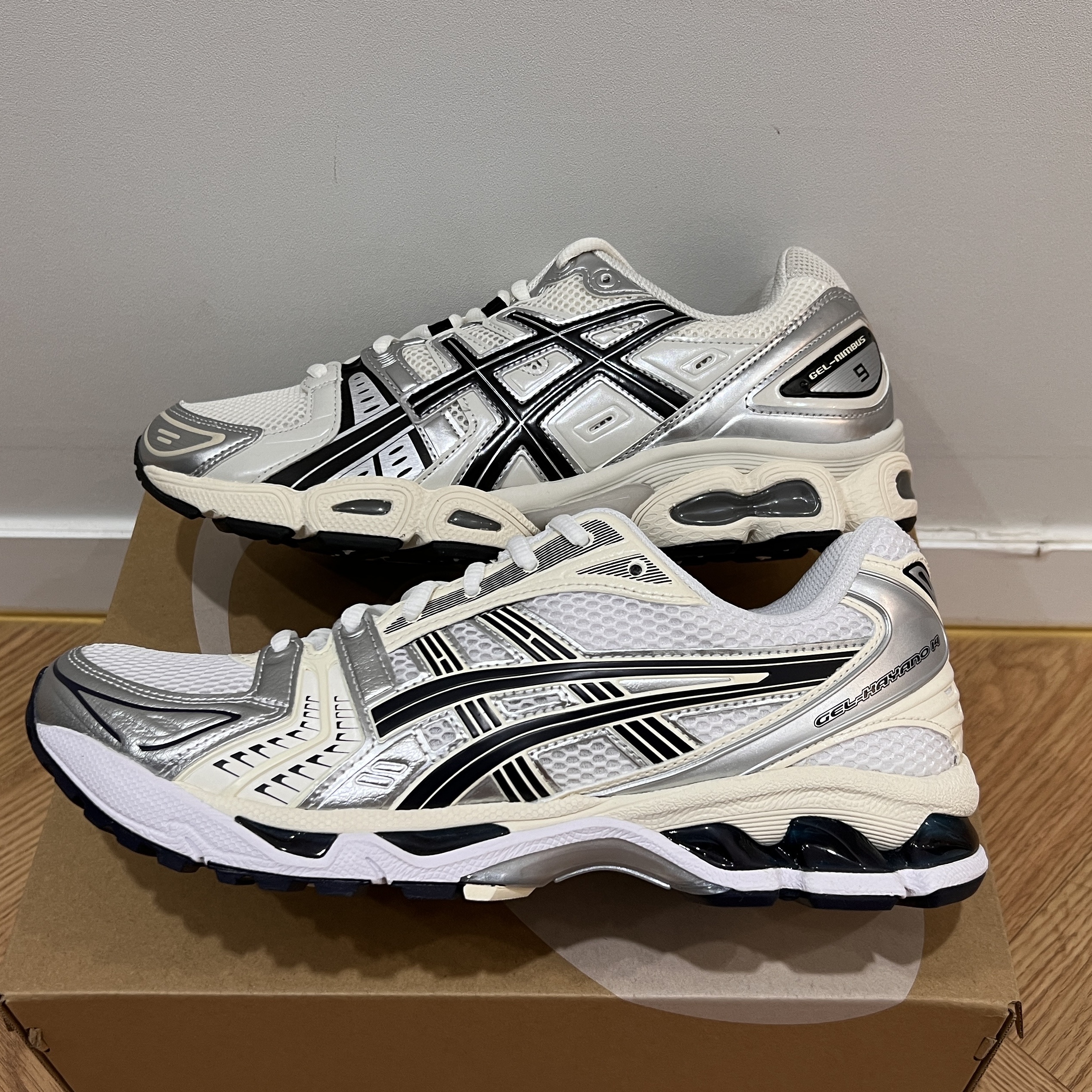 Asics Gel-Nimbus 9 Cream Black, (W) Asics Gel-Kayano 14 White Midnight 착용 스타일 - 1