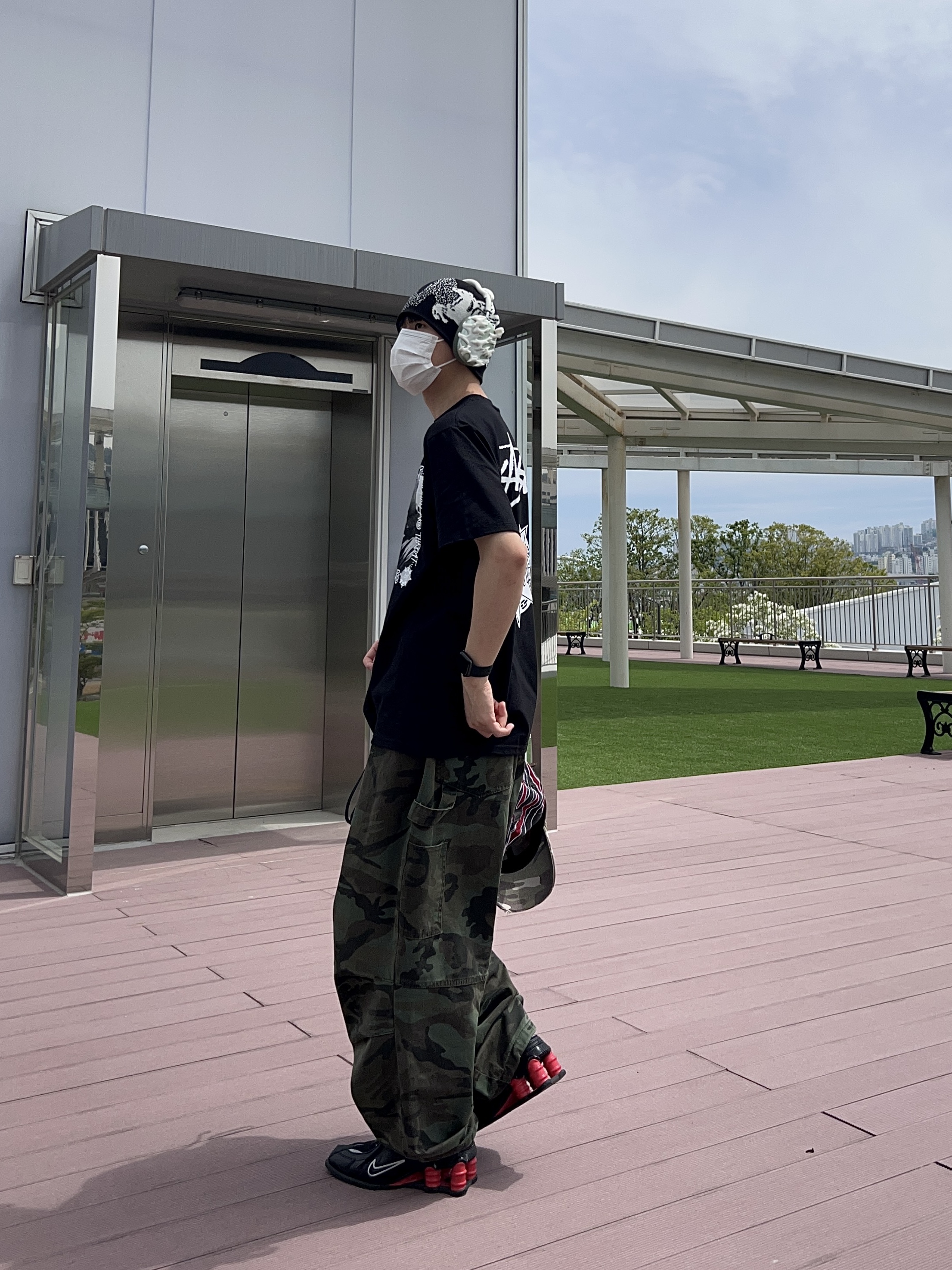 Stussy x Gang Starr Take It Personal T-Shirt Black, Thug Club Chopper Flame Stud Cap Red 착용 스타일 - 4