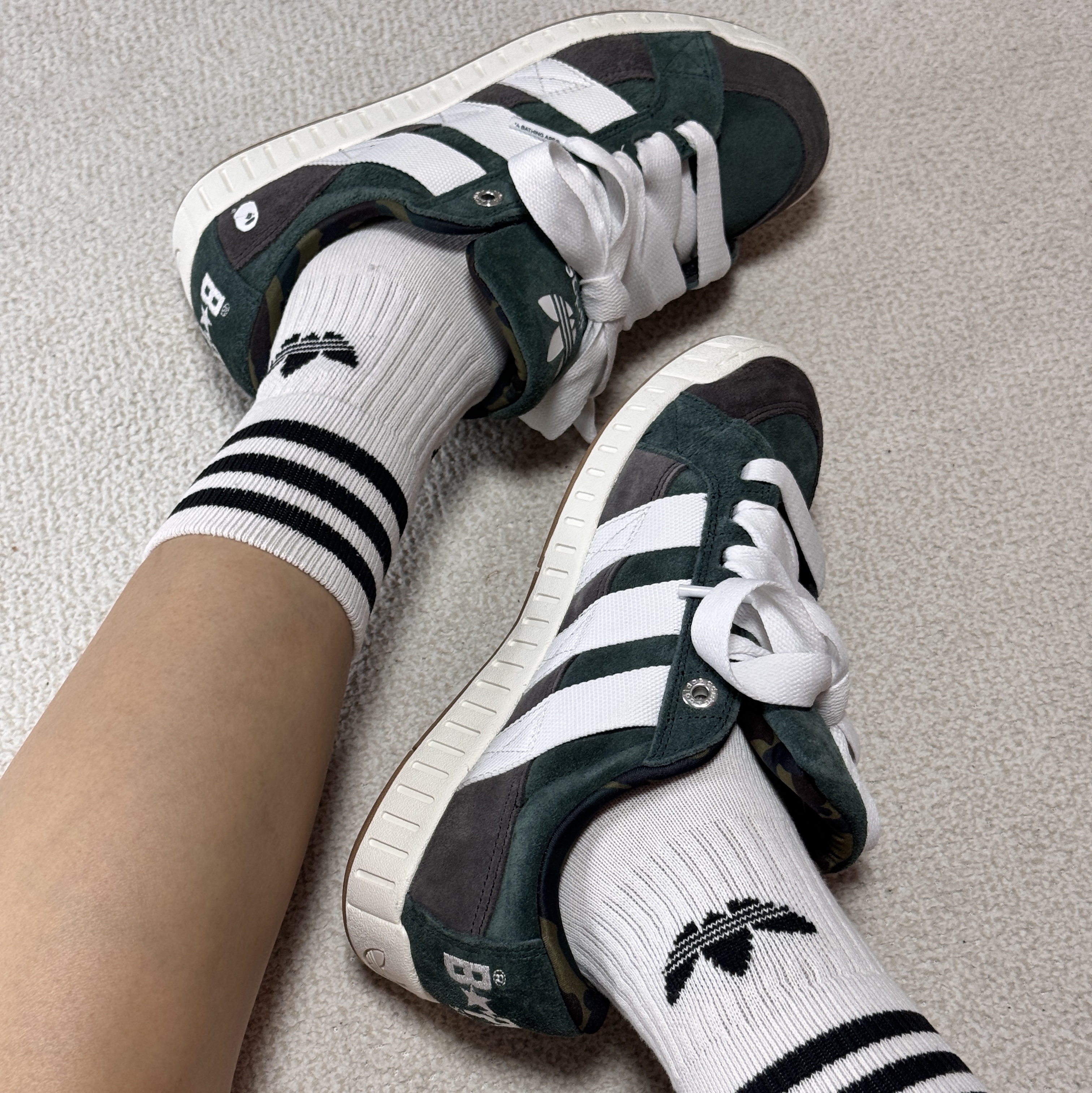 Adidas x BAPE Lawsuit Shadow Green Cloud White 착용 스타일 - 1