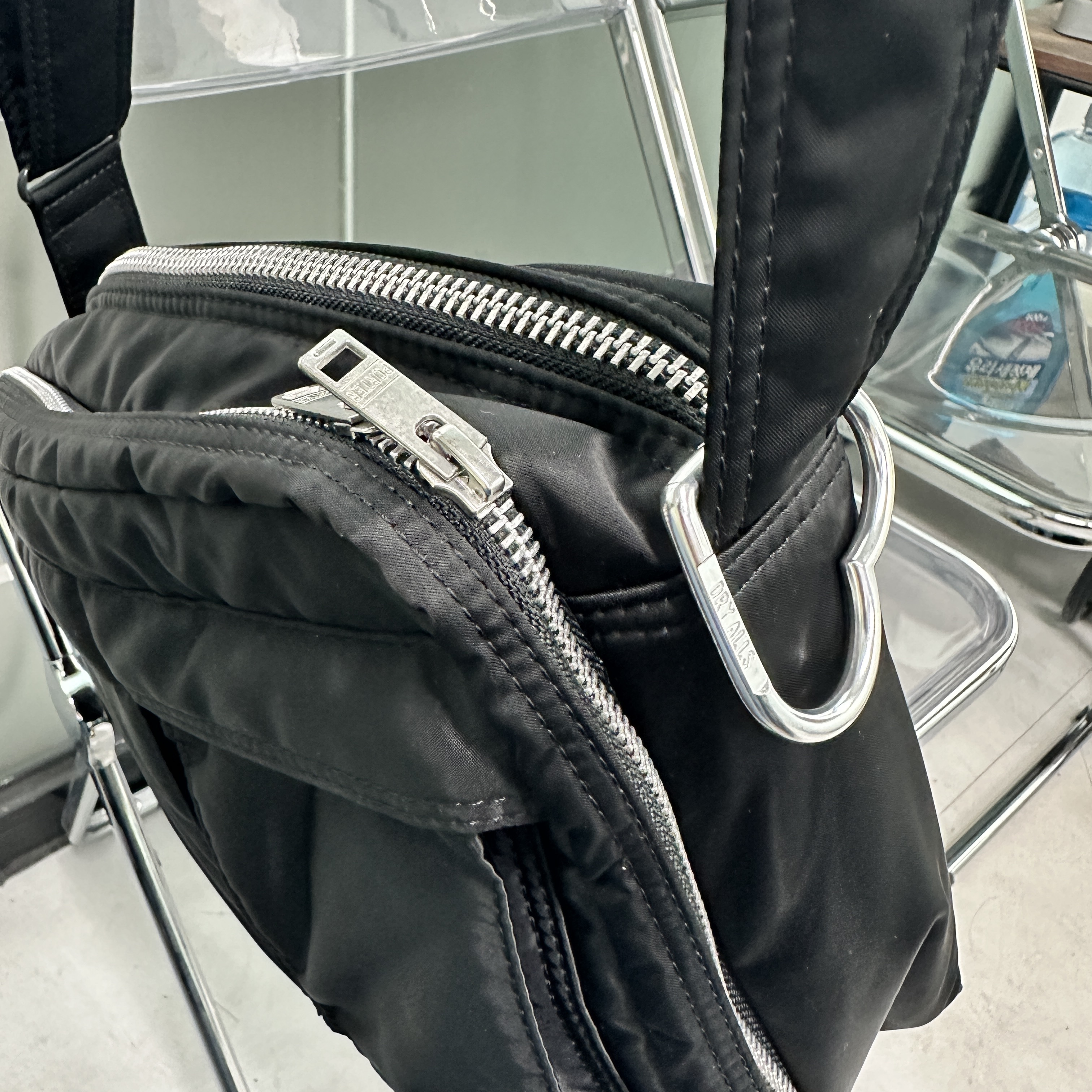 Jordan 1 x Travis Scott x Fragment Retro Low OG SP Military Blue, Porter Tanker Shoulder Bag L Black 착용 스타일 - 3