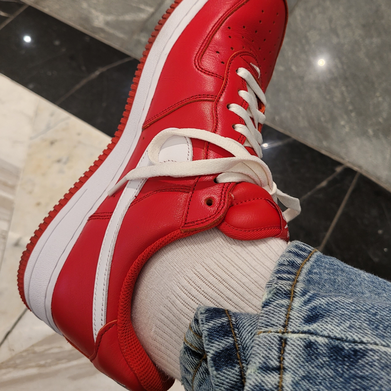 Nike Air Force 1 Low Retro Color of the Month University Red 착용 스타일 - 3