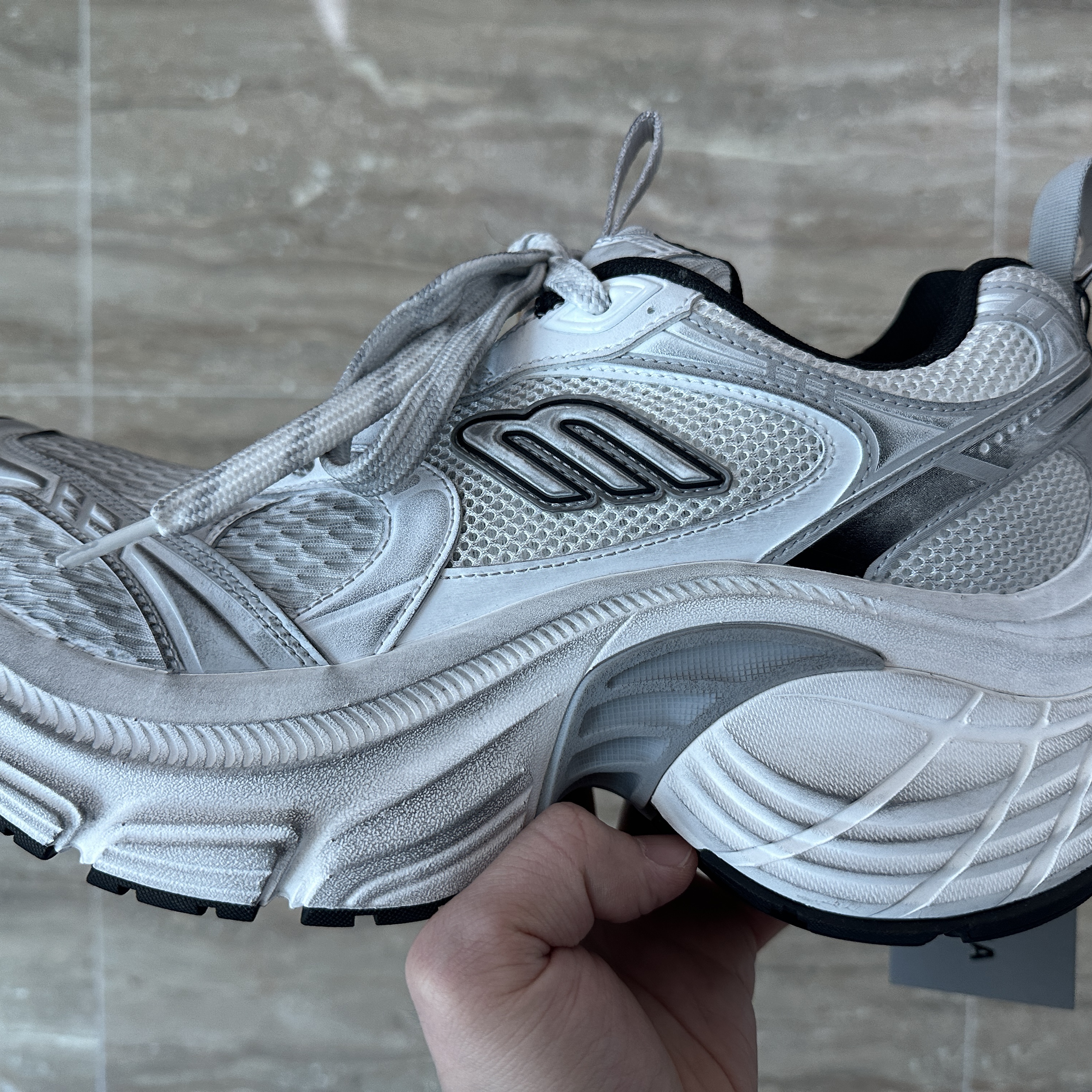 Balenciaga 10XL Sneakers White Grey Silver Black, Balenciaga Cargo Sneakers White Grey 착용 스타일 - 3