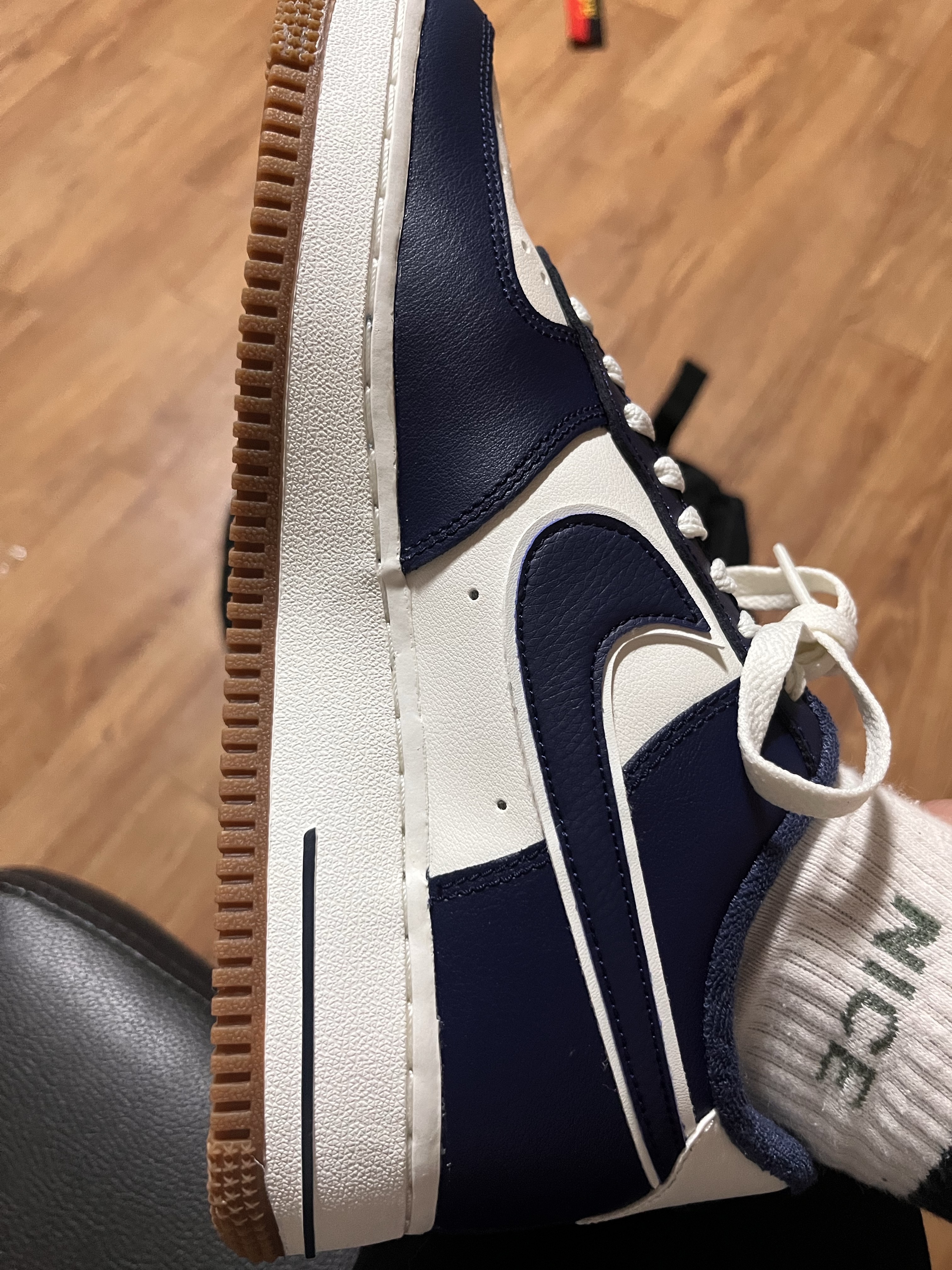 Nike Air Force 1 '07 LV8 Midnight Navy 착용 스타일