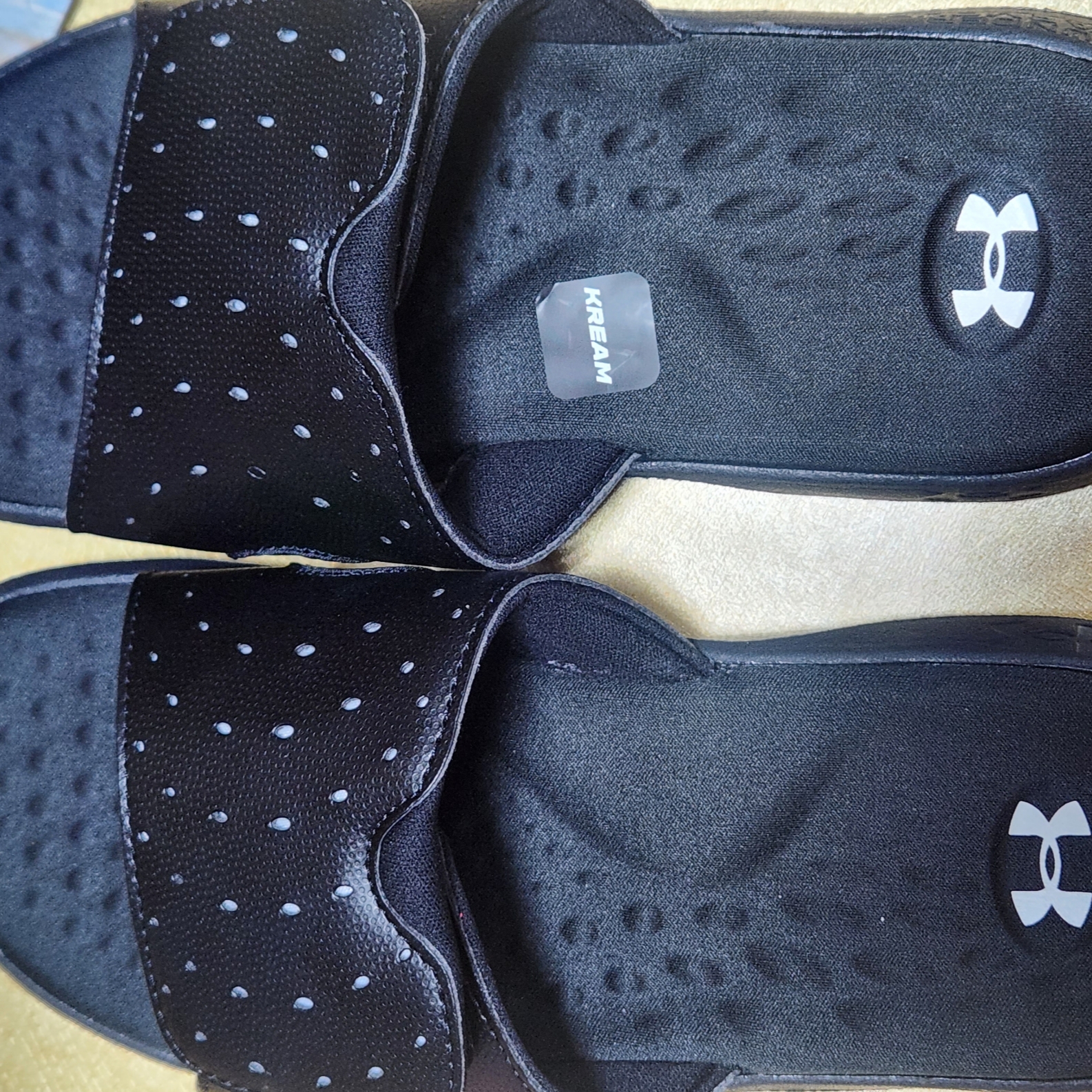 (W) Under Armour UA Ignite Pro Slides Black White 착용 스타일 - 1