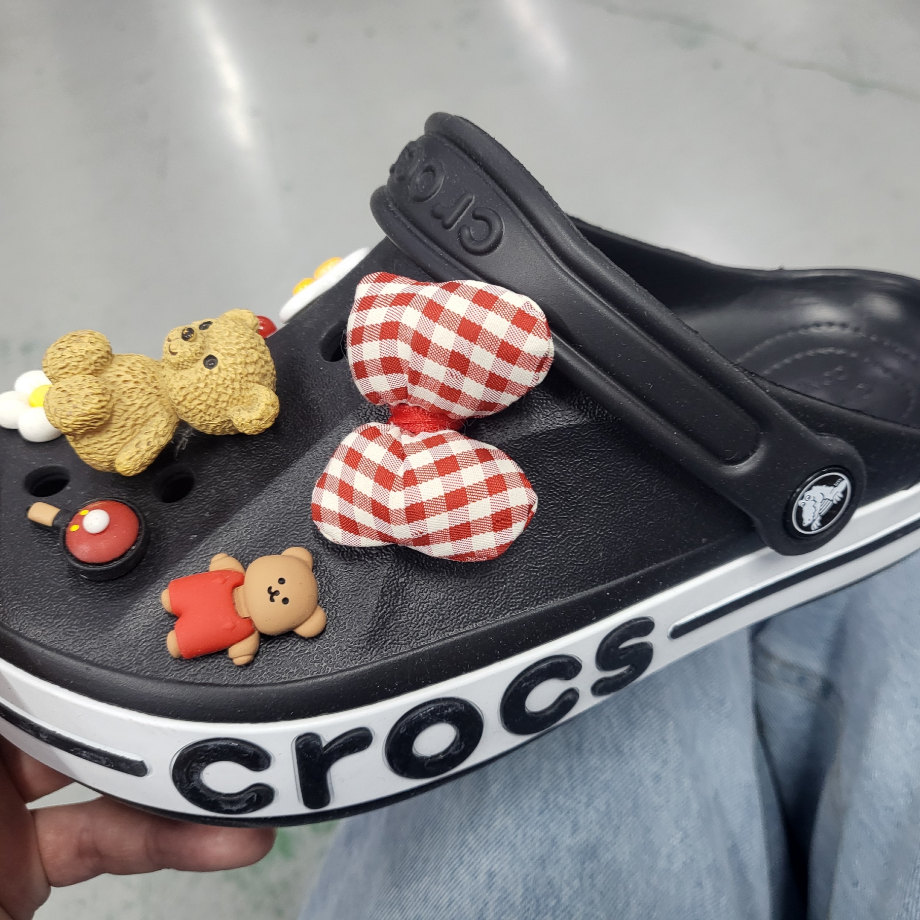 Crocs Bayaband Clog Black White 착용 스타일 - 1