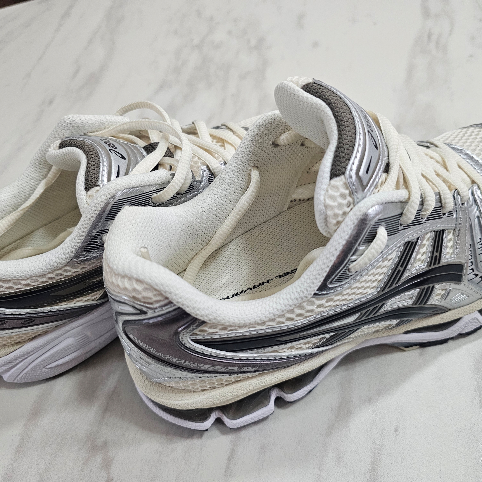 Asics Gel-Kayano 14 Cream Black 착용 스타일 - 3
