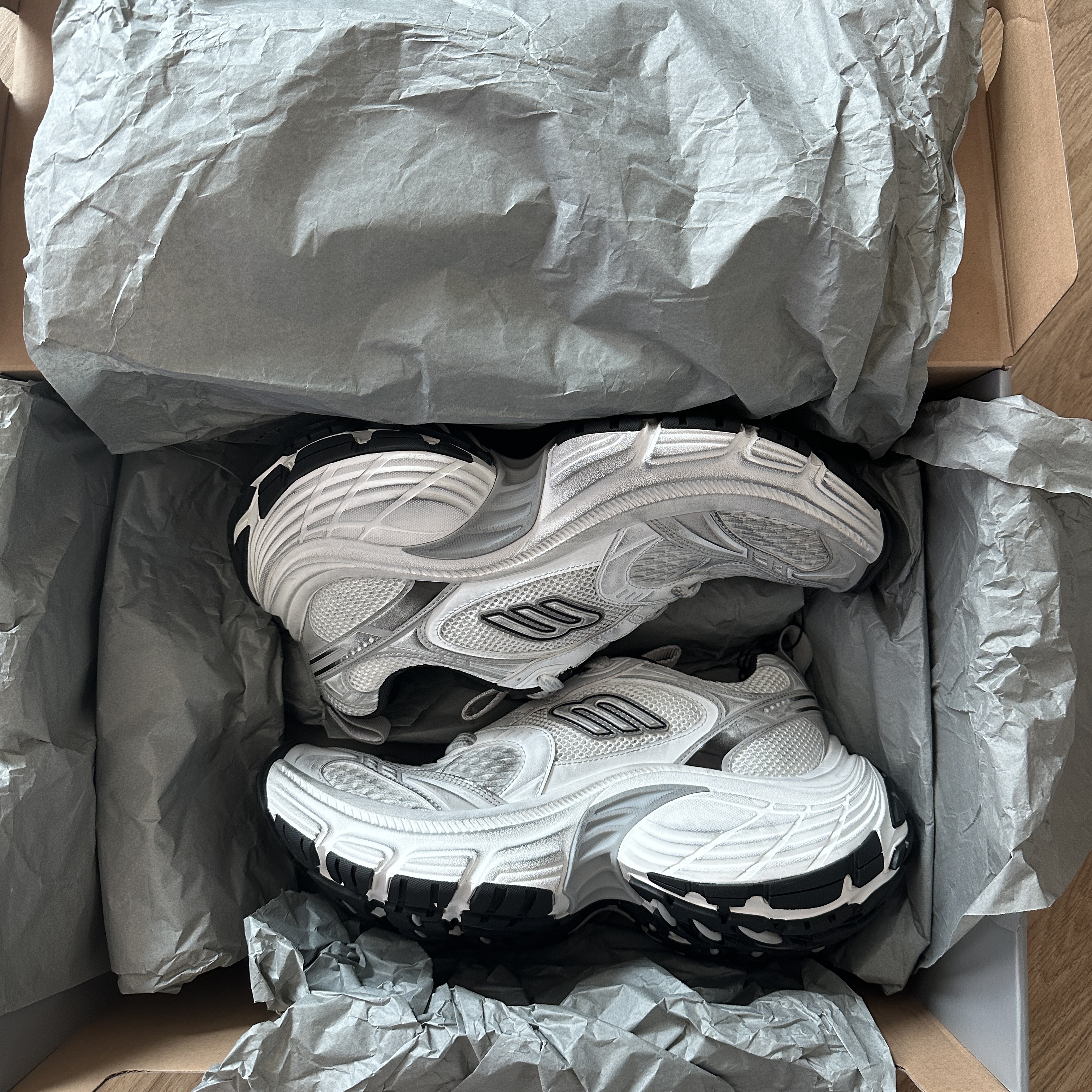 Balenciaga 10XL Sneakers White Grey Silver Black, Balenciaga Cargo Sneakers White Grey 착용 스타일 - 2