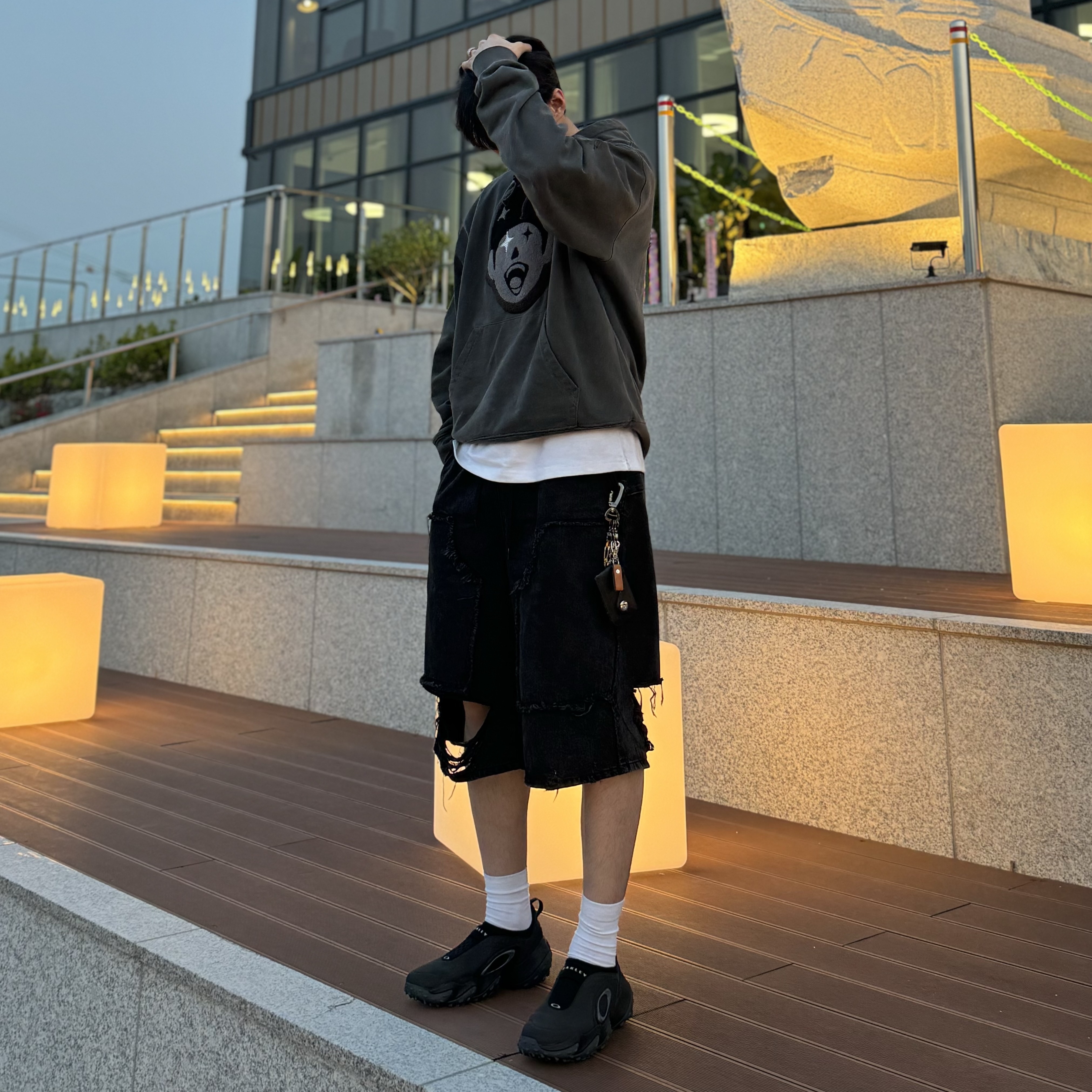 Darkr8m Studio x Kian84 WOOkimyung Pigment Hoodie Charcoal, Oakley Edge Icon Blackout 착용 스타일 - 1