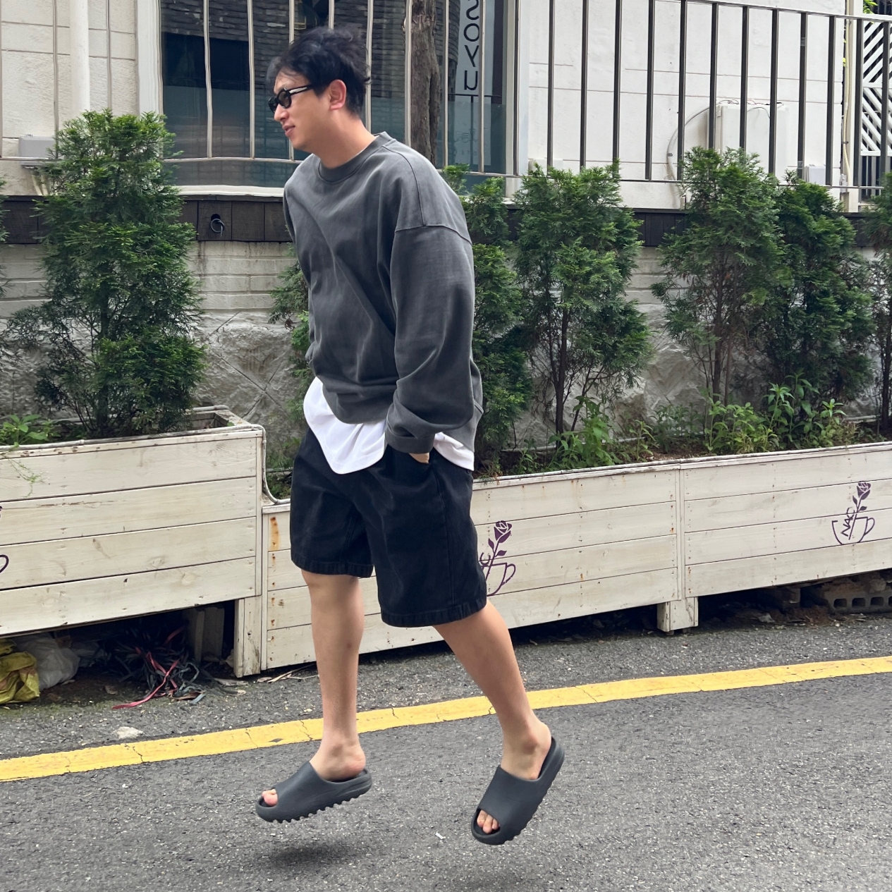 Adidas Yeezy Slide Dark Onyx 2024 착용 스타일