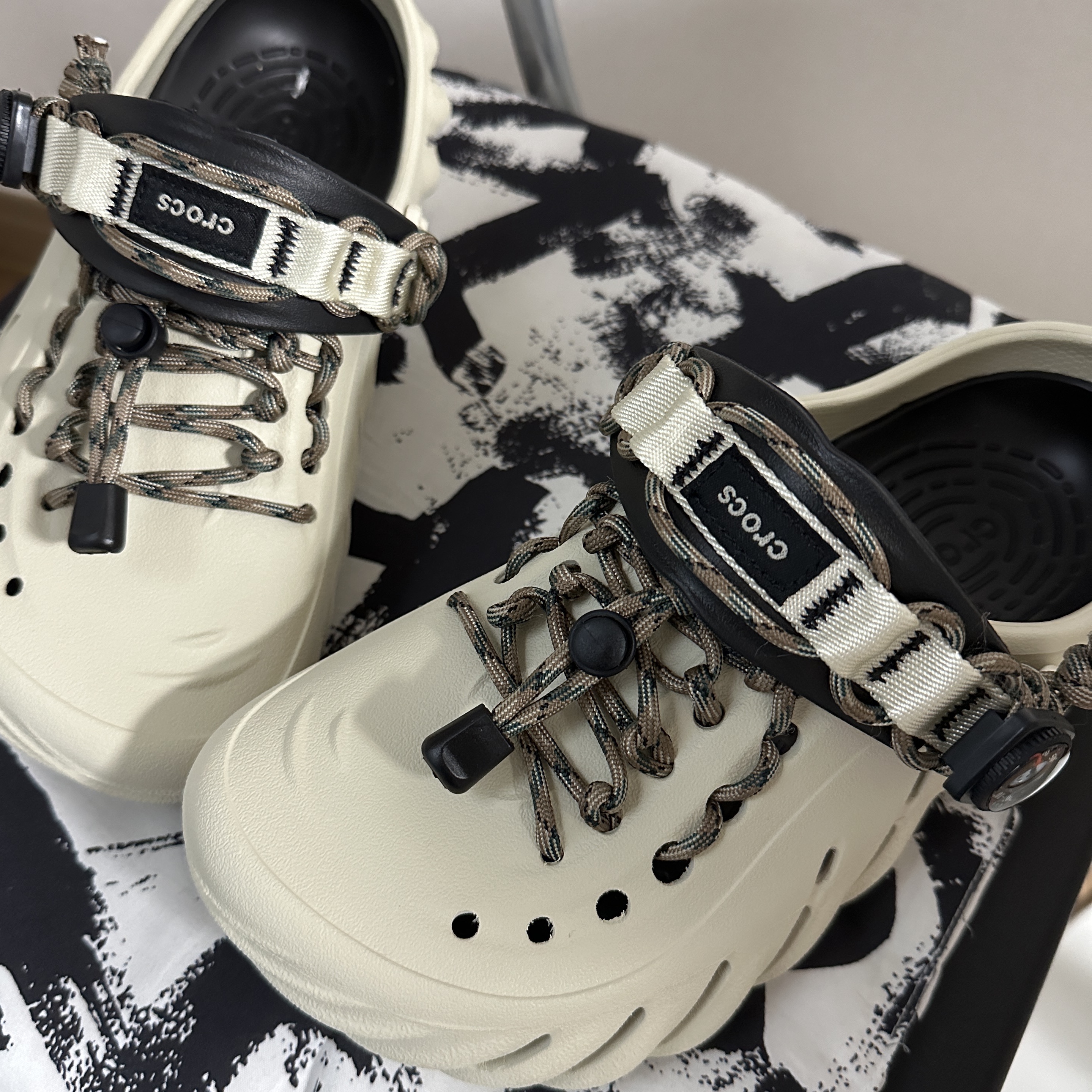 Crocs Echo Clog Bone Black 착용 스타일