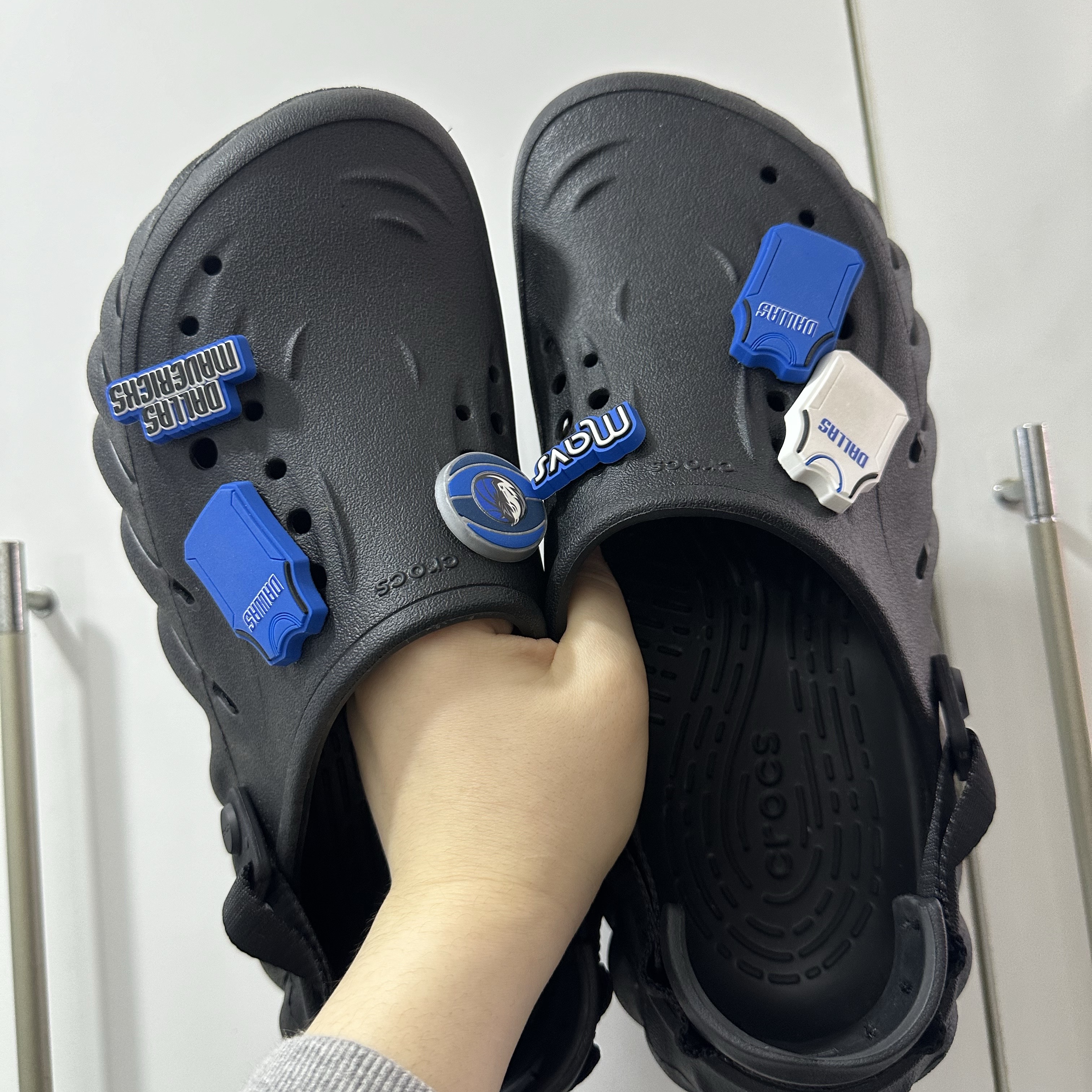 Crocs Echo Clog Black 착용 스타일