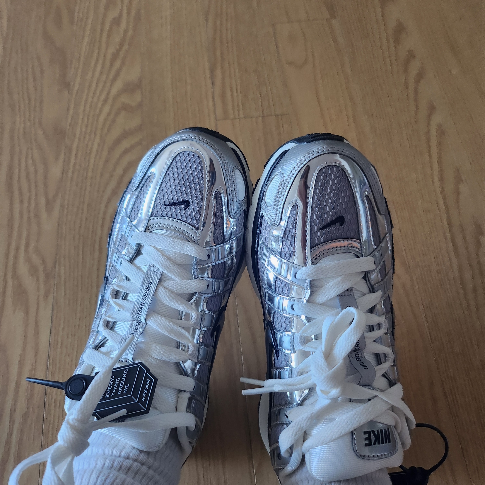 Nike P-6000 Metallic Silver 착용 스타일 - 1
