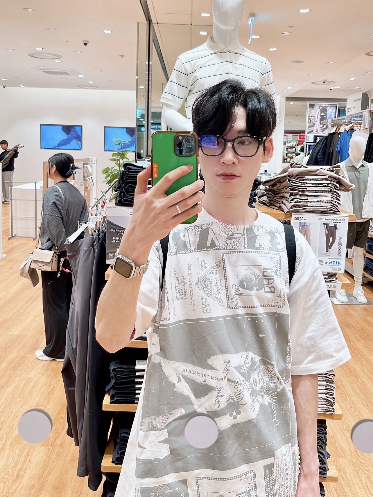 Supreme Collage T-Shirt White - 24SS, Gentle Monster Kubo 01 Black 착용 스타일 - 3