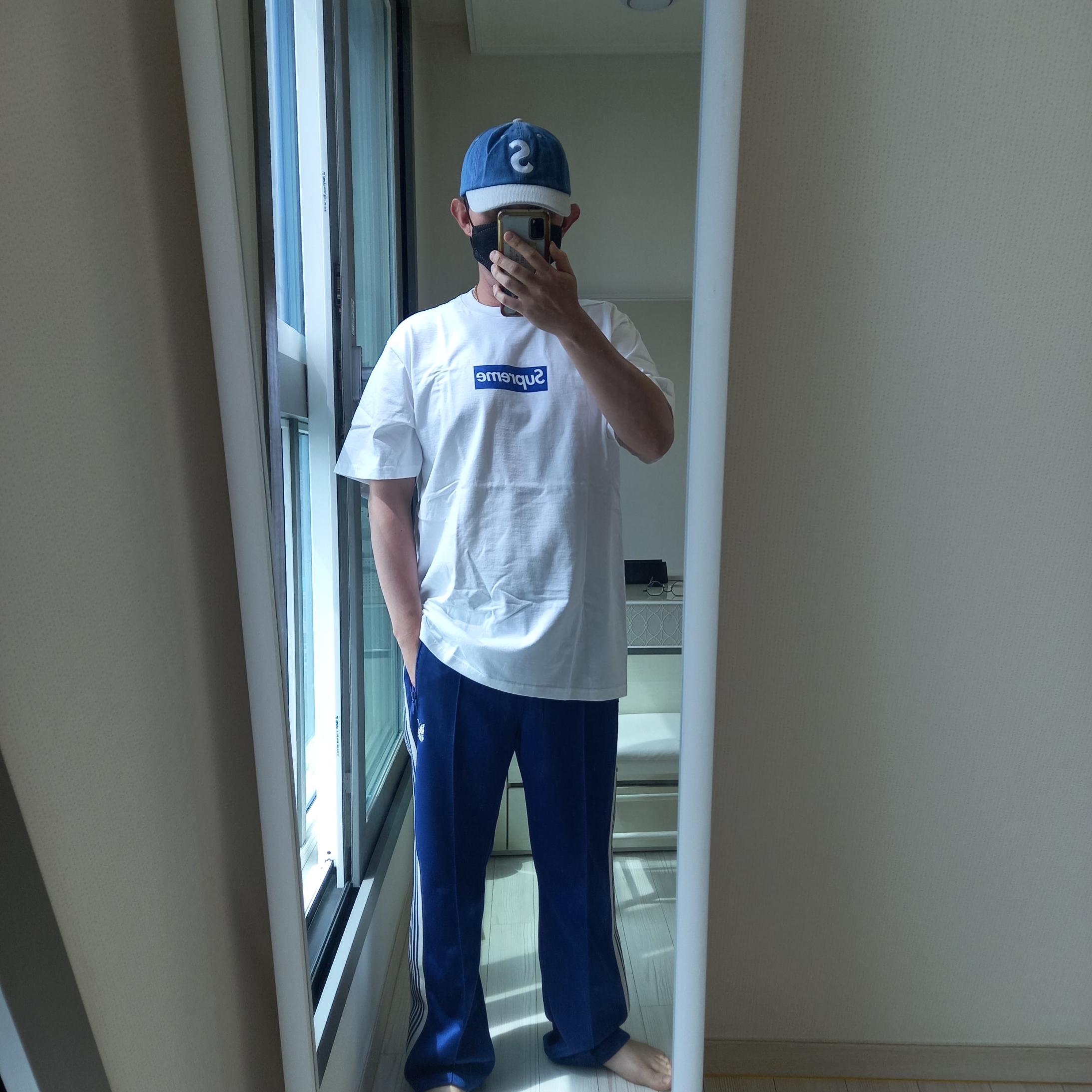 Supreme Seoul Box Logo T-Shirt White - 23FW, Supreme 2-Tone S Logo 6-Panel Washed Denim - 24SS 착용 스타일 - 1