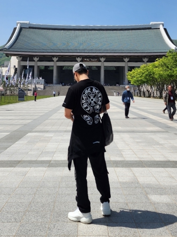 Chrome Hearts Horseshoe Logo Pocket T-Shirt Black, Chrome Hearts Horseshoe Floral Fleece Zip-Up Hoodie Black 착용 스타일