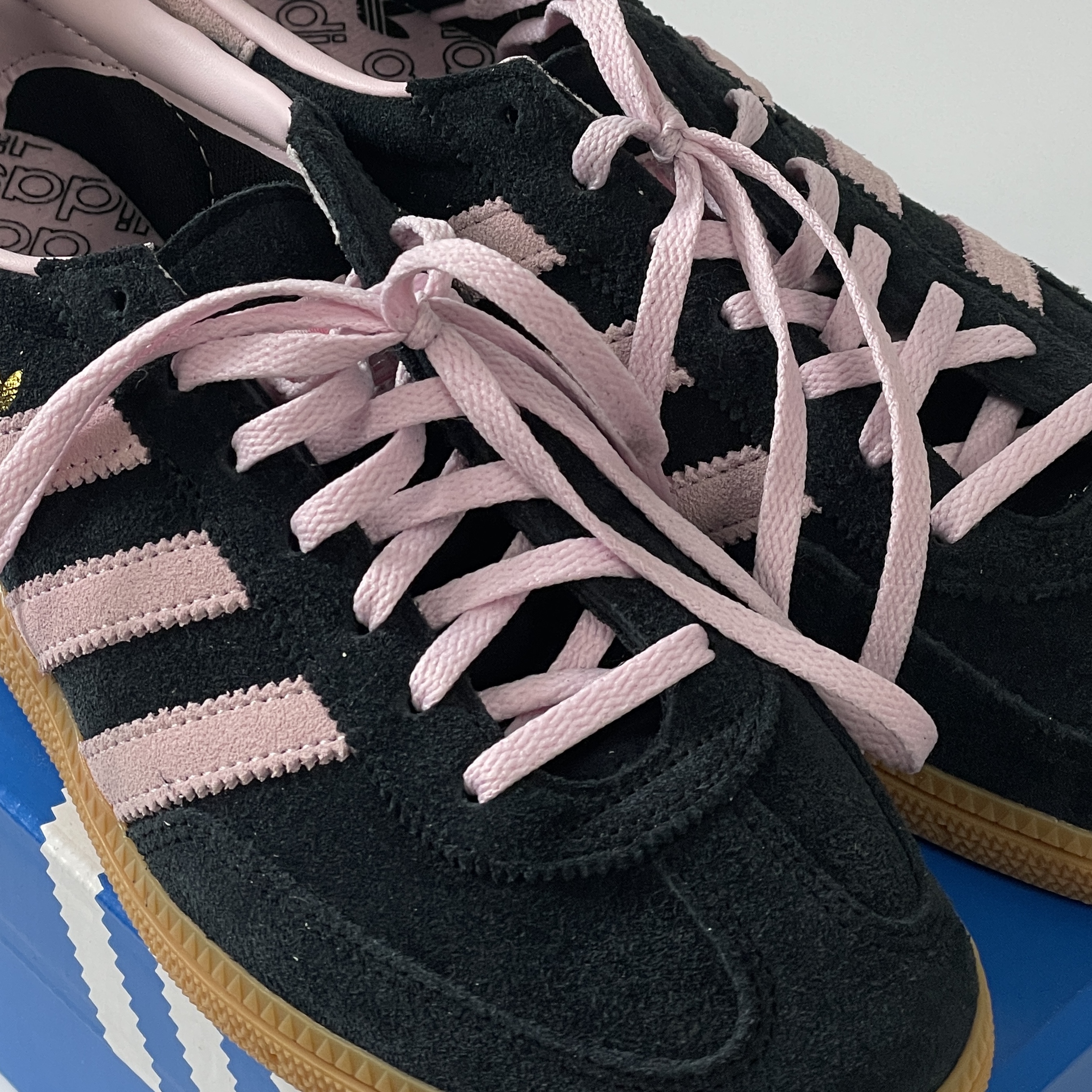 (W) Adidas Spezial Handball Core Black Clear Pink 착용 스타일 - 2