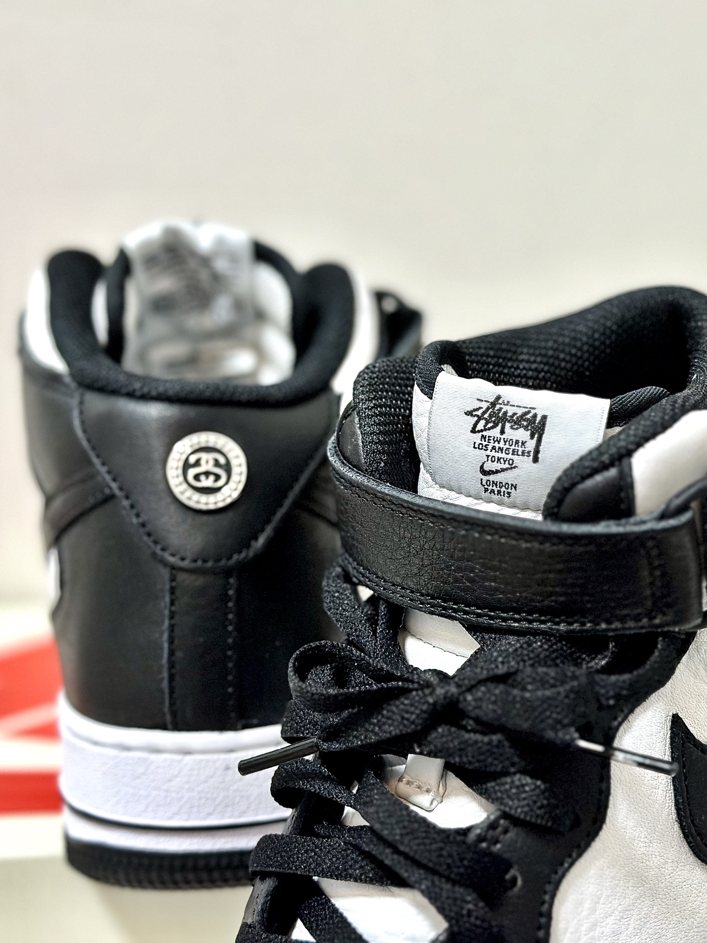 Nike x Stussy Air Force 1 '07 Mid SP Black and Light Bone 착용 스타일 - 2