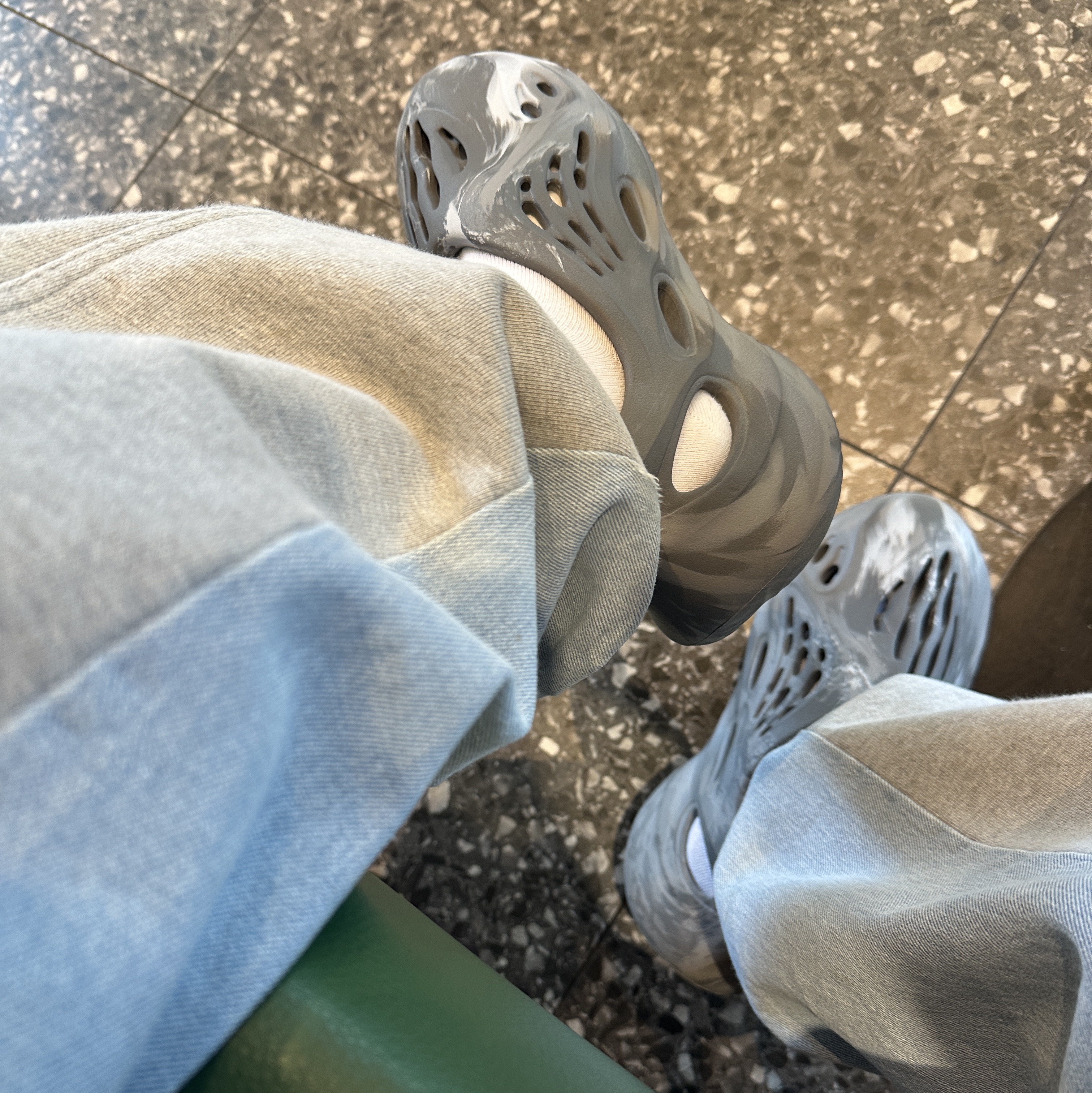 Adidas Yeezy Foam RNNR MX Granite 착용 스타일