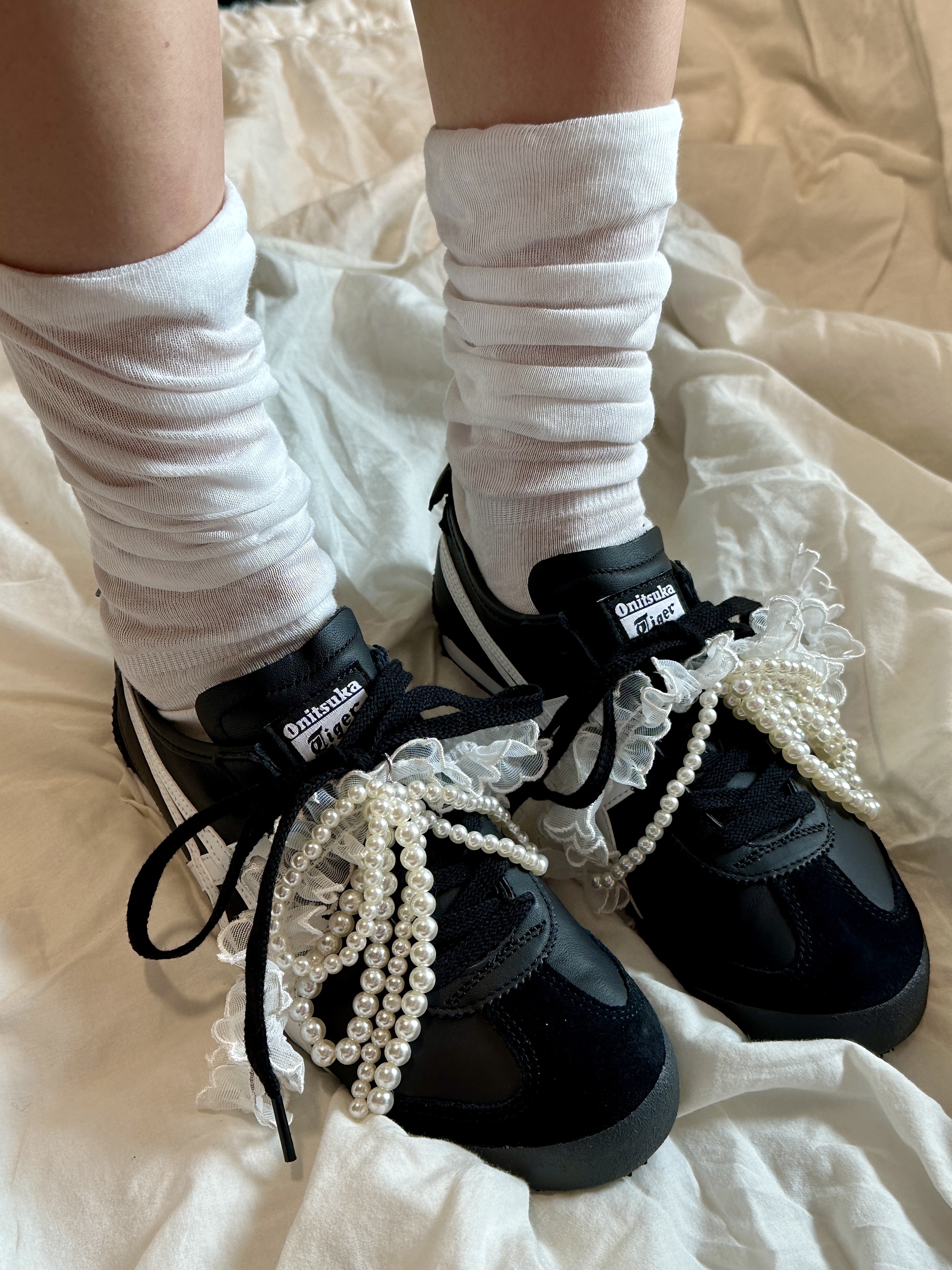 Onitsuka Tiger Mexico 66 Black White, Prada Small Brushed Leather Tote Bag Black 착용 스타일 - 1