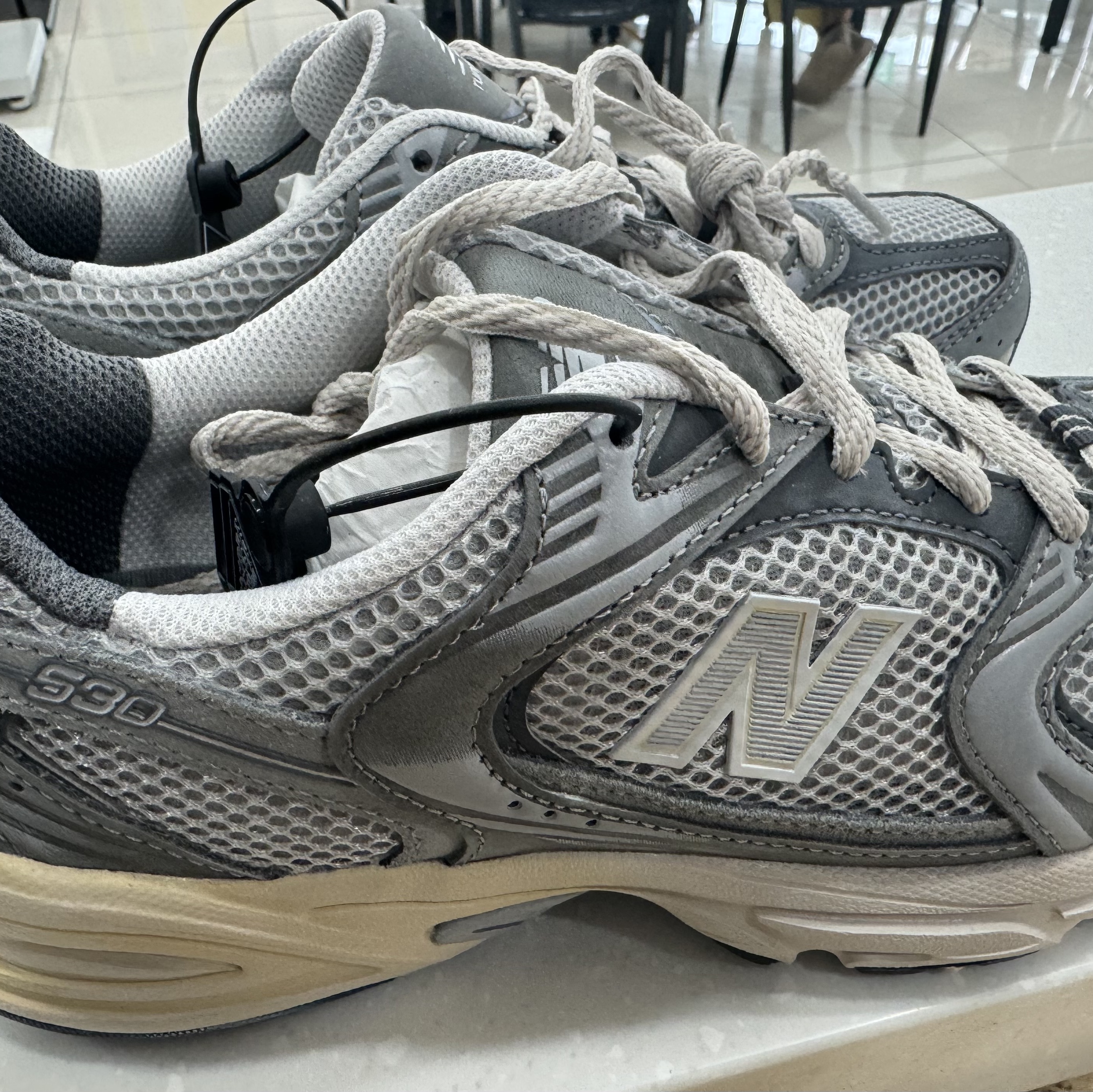 New Balance 530 Premium Vintage Grey Matter 착용 스타일 - 1