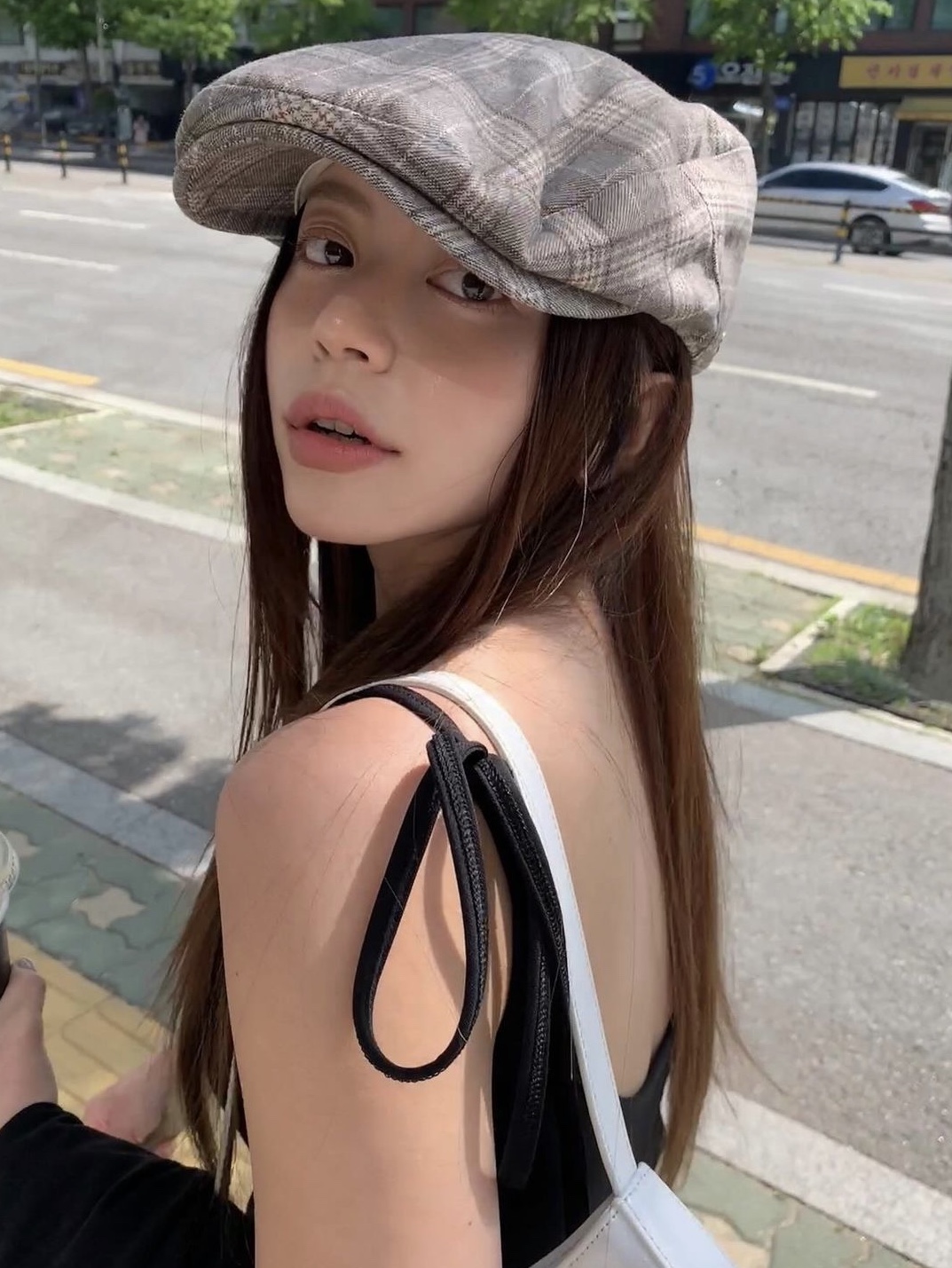Yunse Women Olive Sleeveless Top Black 착용 스타일 - 1
