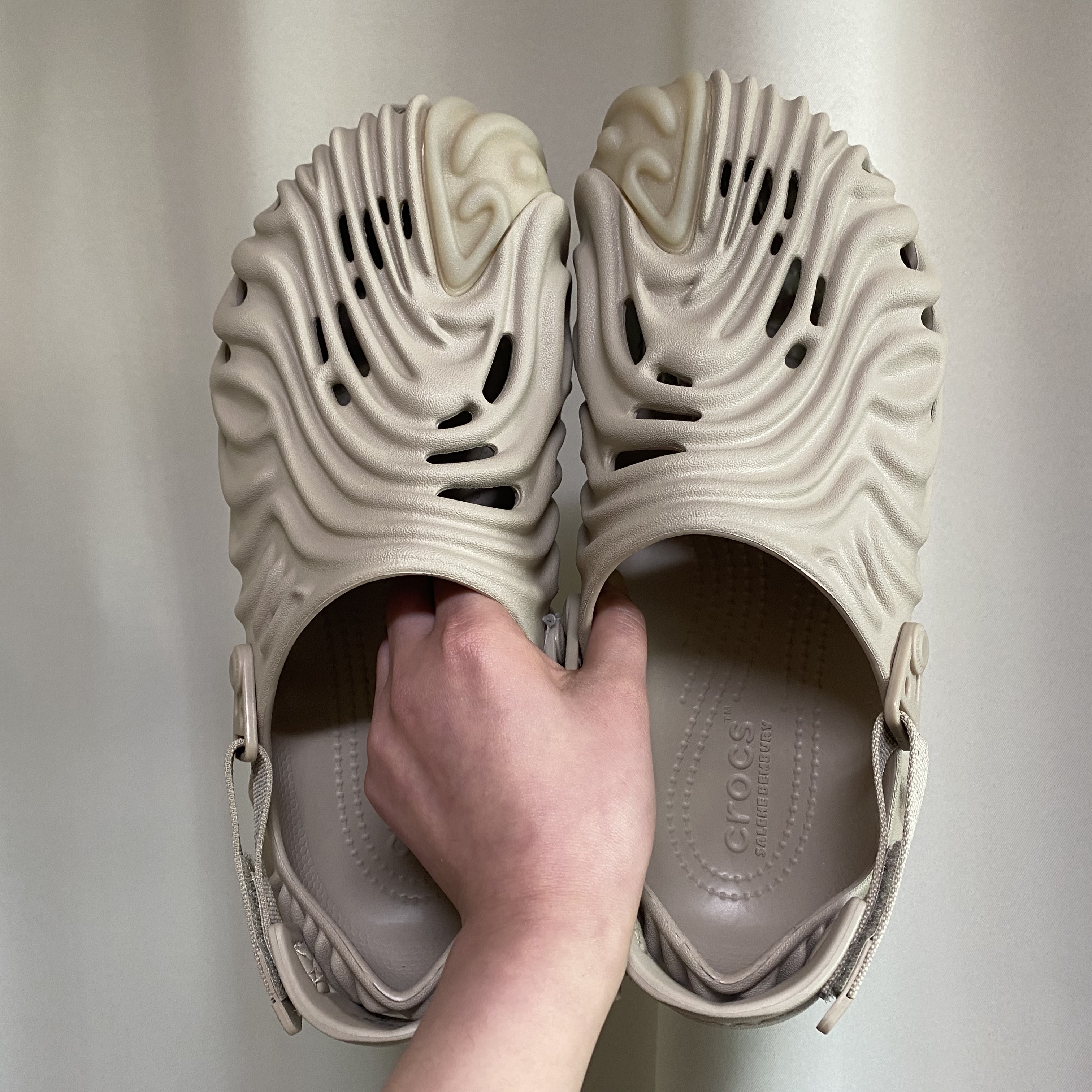Crocs x Salehe Bembury Pollex Clog Horchata 착용 스타일