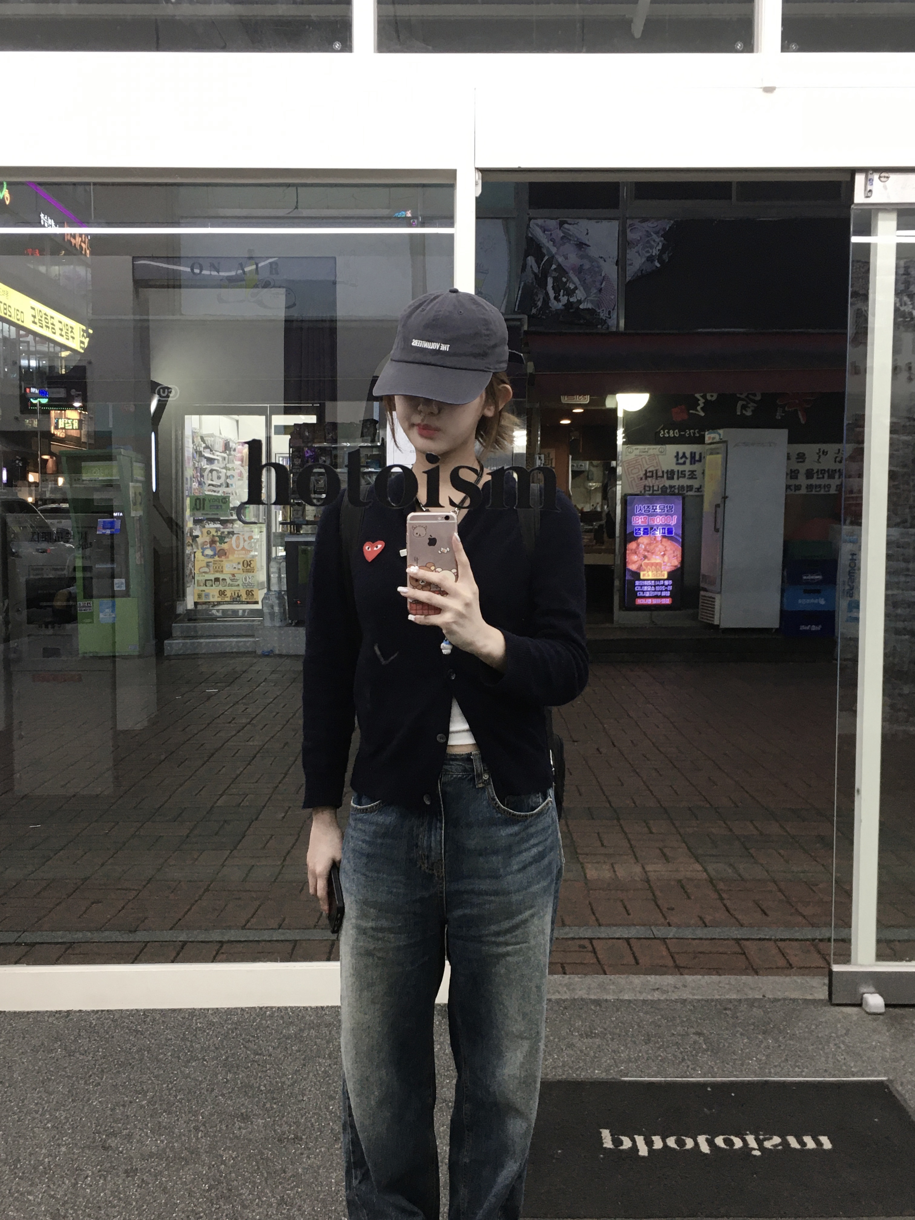 Play Comme des Garcons Red Heart Knit Cardigan Navy, Play Comme des Garcons Gold Heart Knit Cardigan Black 착용 스타일 - 1