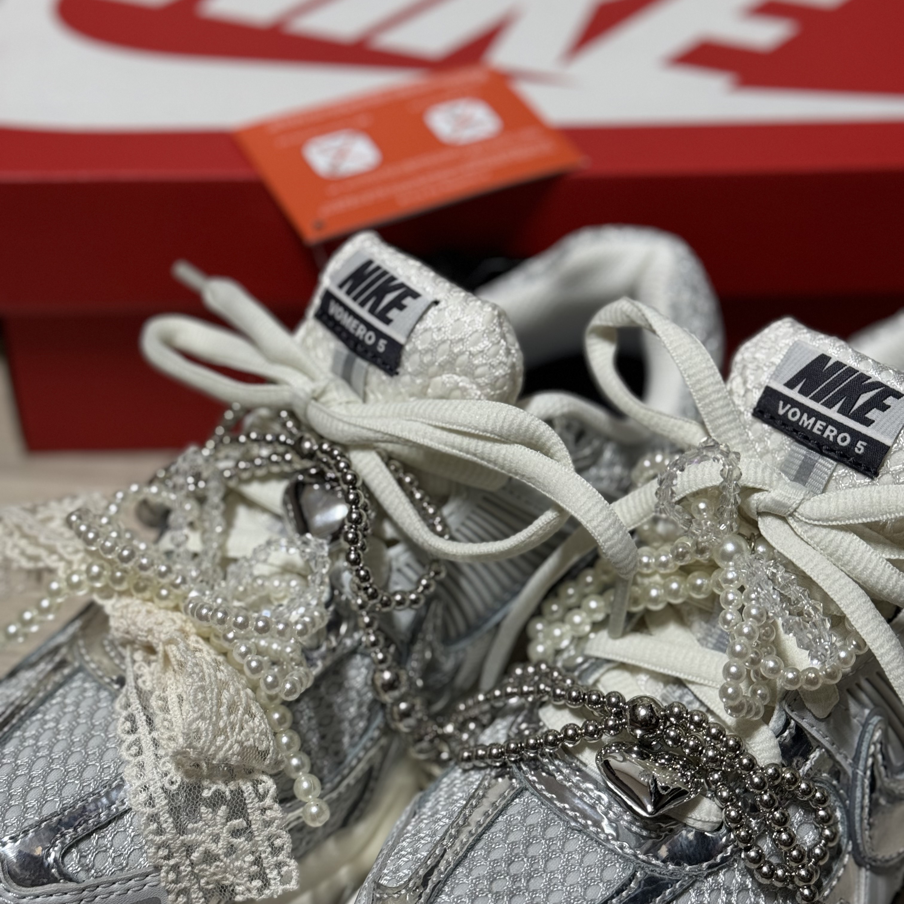 (W) Nike Zoom Vomero 5 Photon Dust and Metallic Silver 착용 스타일