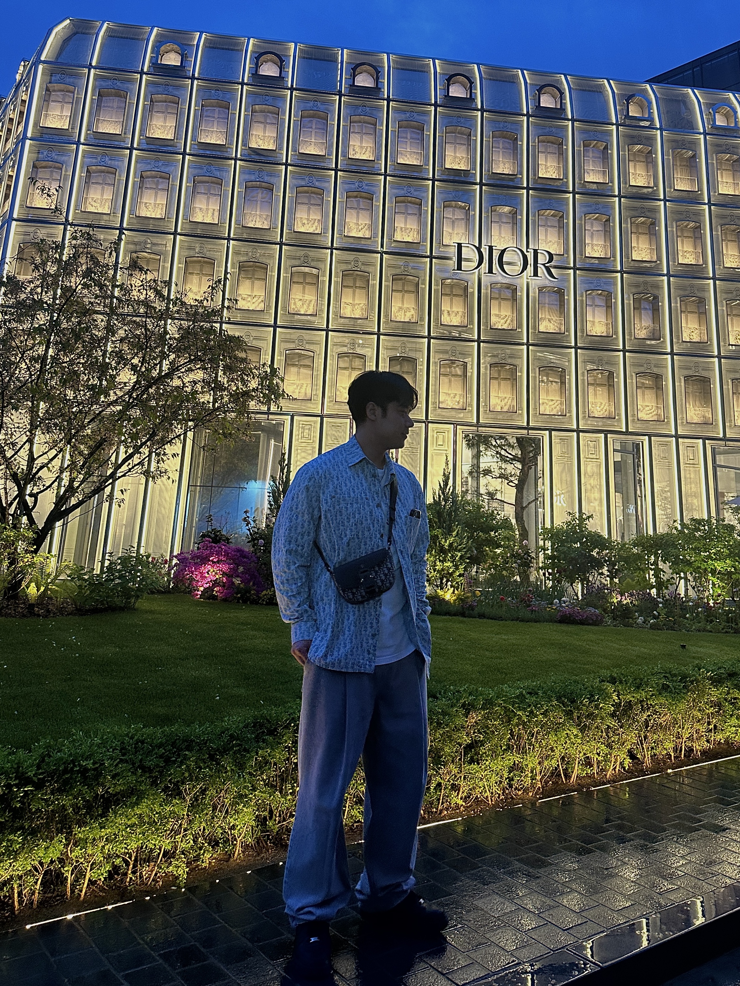 Dior Saddle Pouch with Strap Grained Calfskin Beige & Black Dior Oblique Jacquard Black, Dior Overshirt Dior Oblique Kasuri Cotton Denim Blue White 착용 스타일