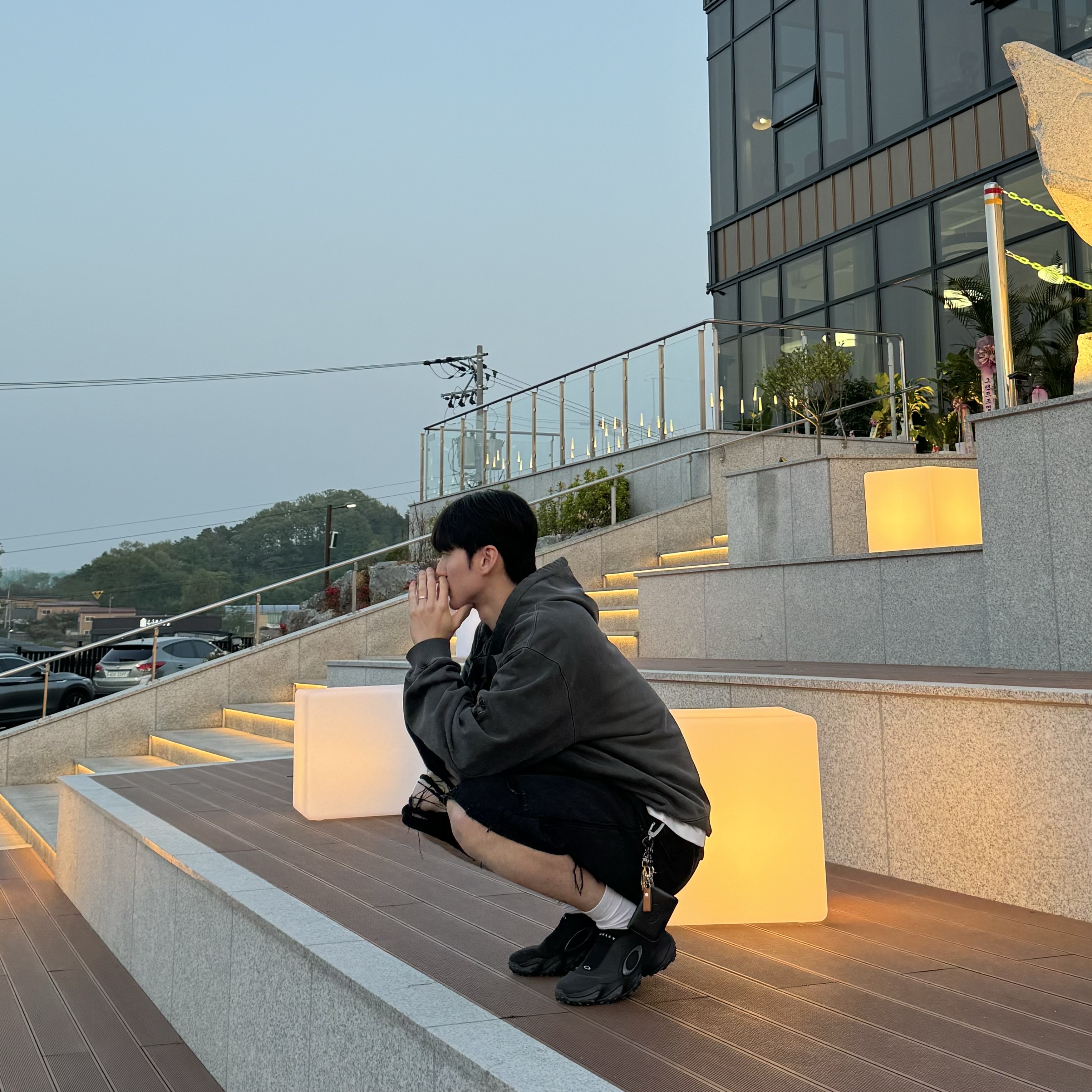 Darkr8m Studio x Kian84 WOOkimyung Pigment Hoodie Charcoal, Oakley Edge Icon Blackout 착용 스타일 - 2