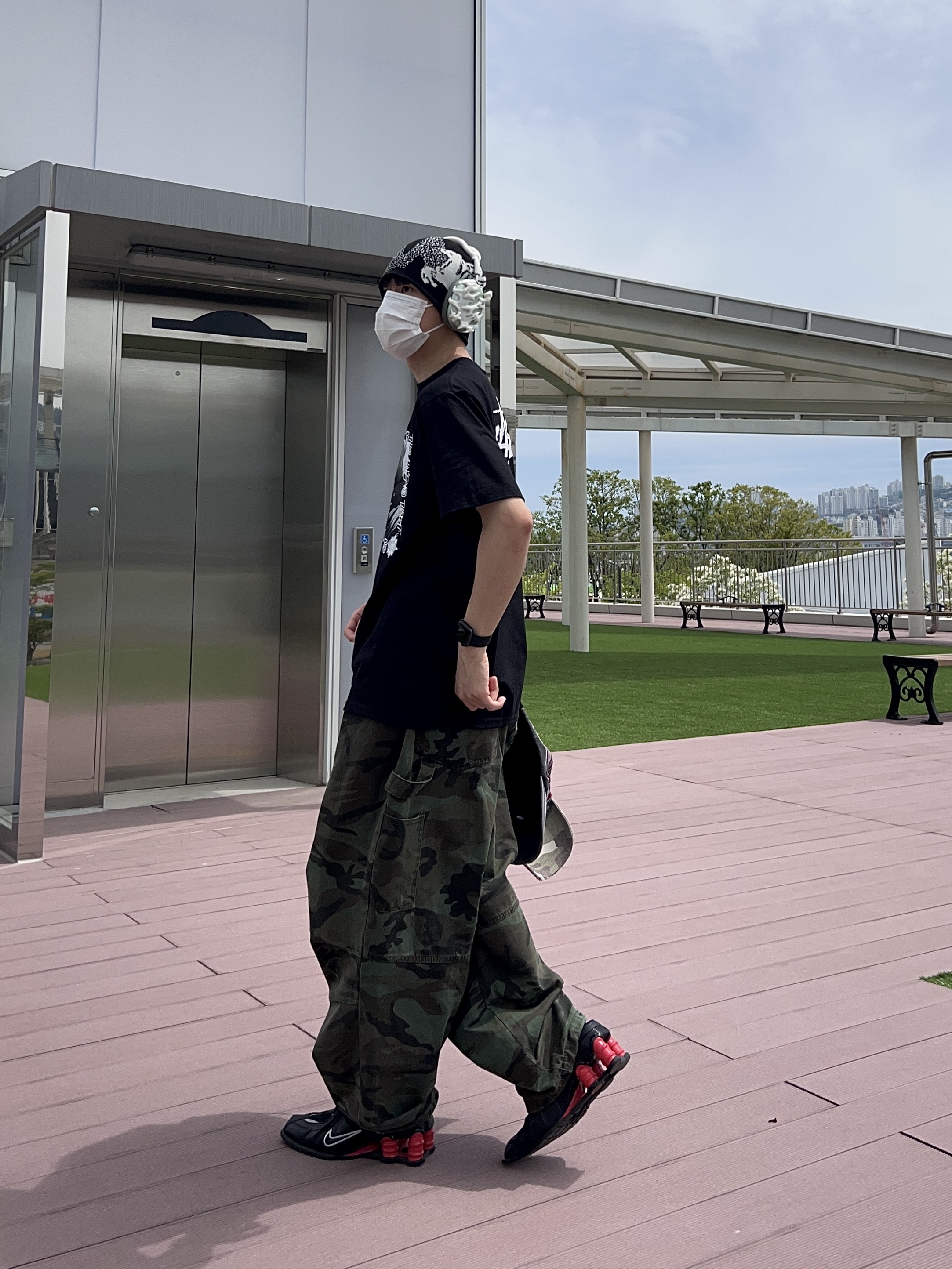 Stussy x Gang Starr Take It Personal T-Shirt Black, Thug Club Chopper Flame Stud Cap Red 착용 스타일 - 3