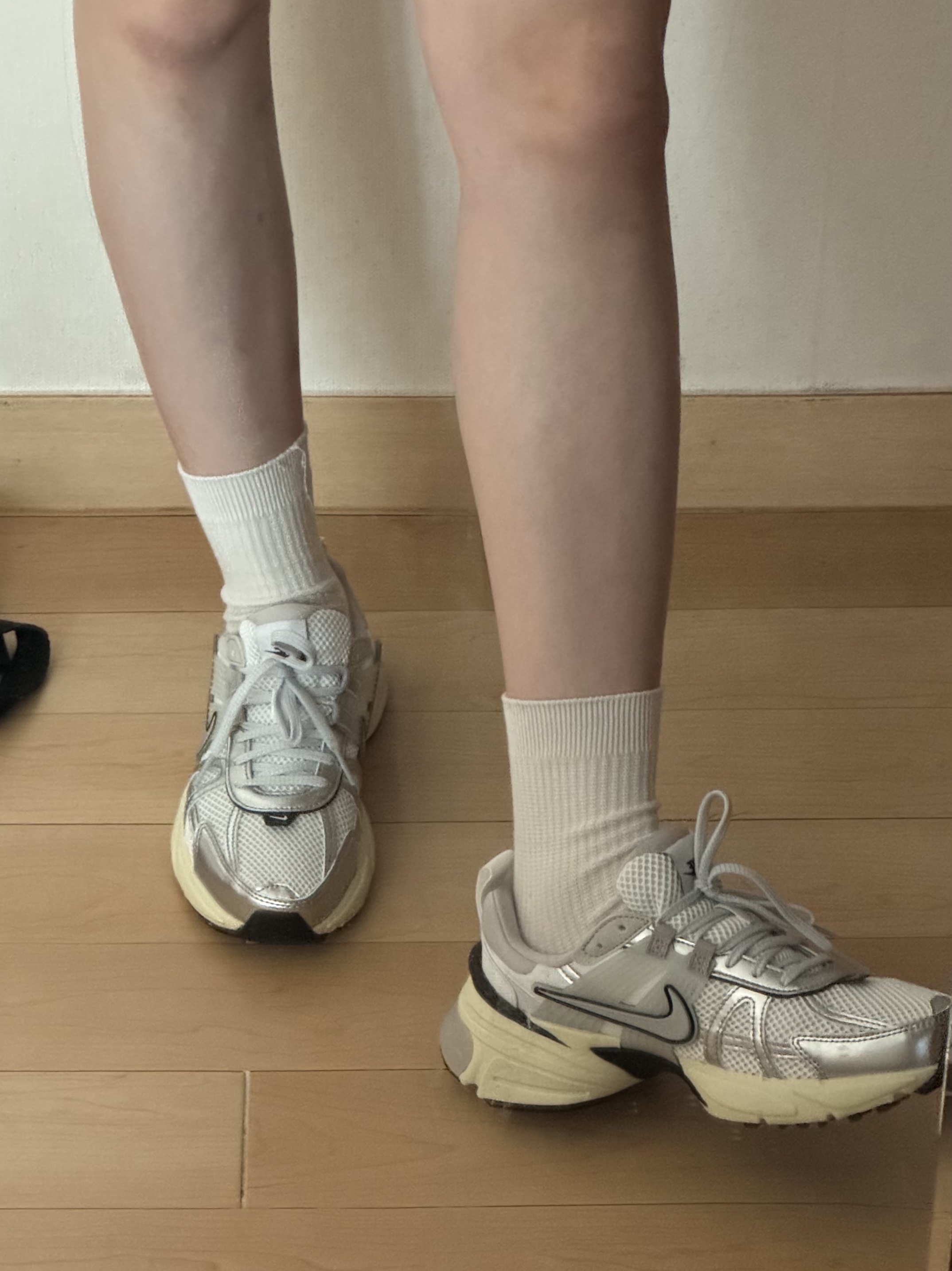 Nike V2K Run Summit White Metallic Silver 착용 스타일