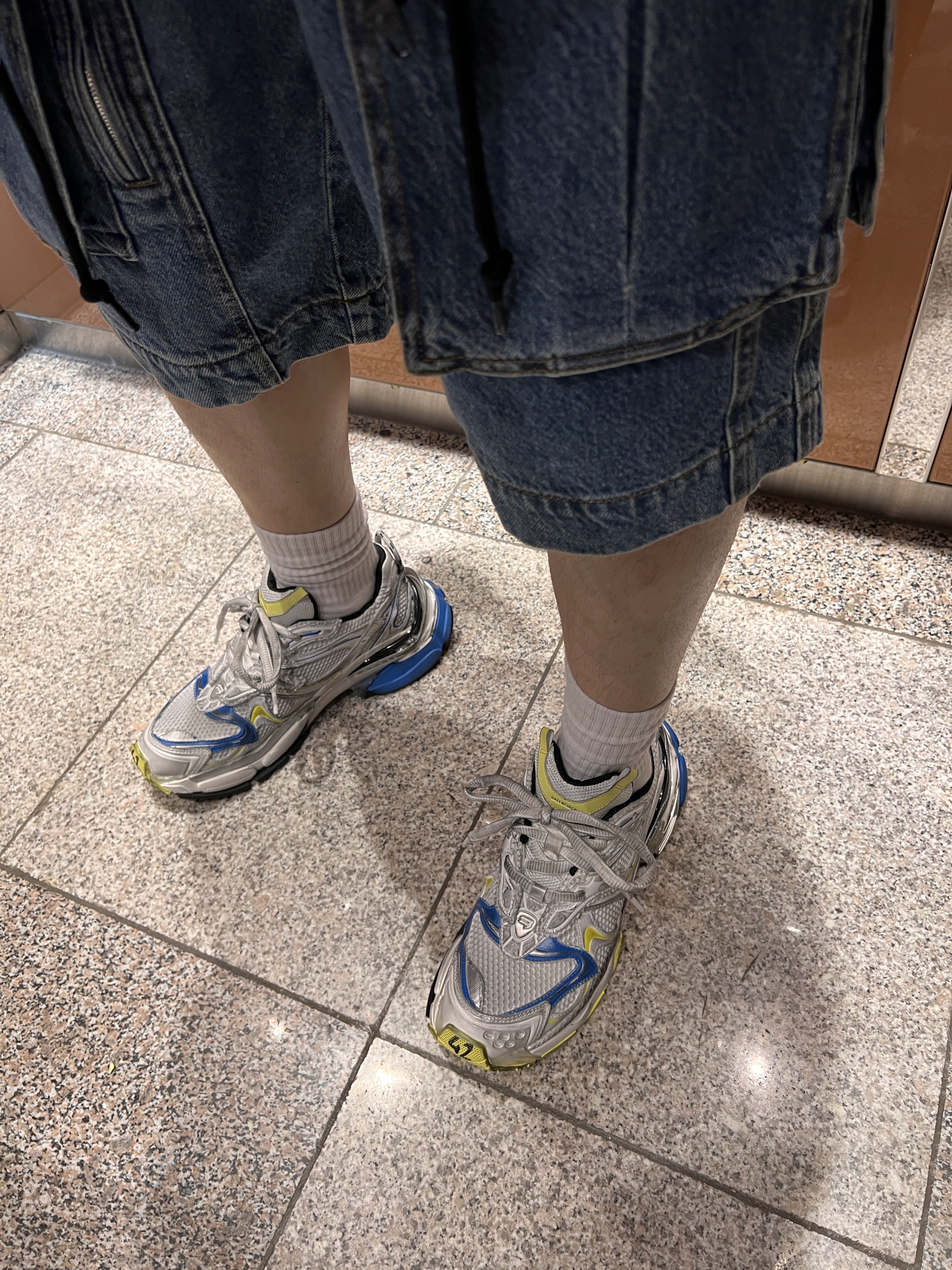 Balenciaga Runner 2.0 Sneaker White Yellow Blue, Balenciaga Zip Up Jacket Black 착용 스타일 - 1