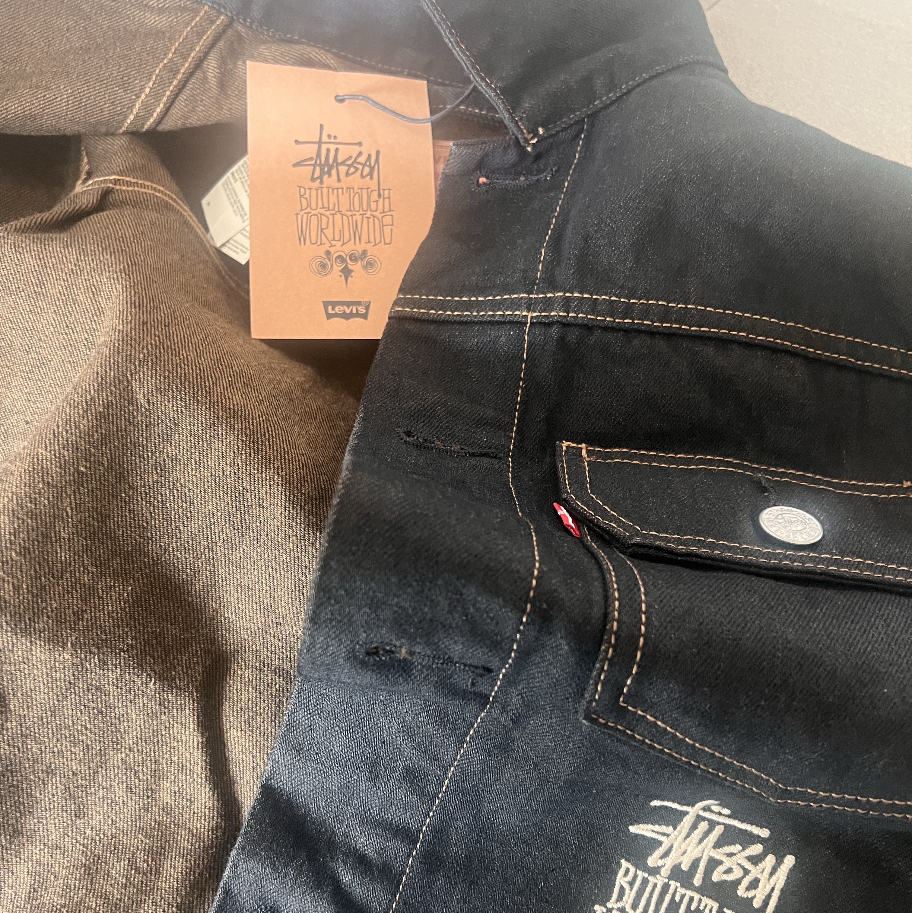 Stussy x Levi's Crispy Rinse Trucker Jacket Black 착용 스타일