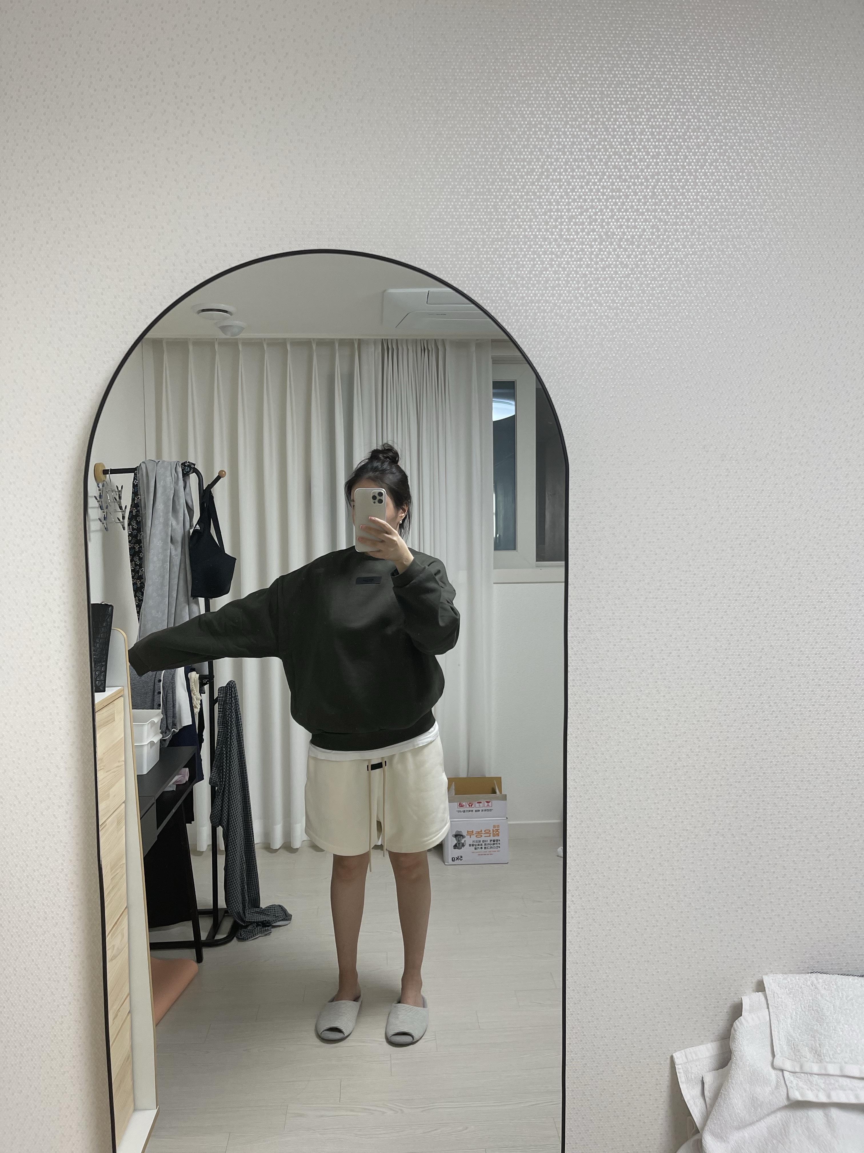 Essentials Crewneck Ink - 24SS, Essentials Sweatshort Cloud Dancer - 23FW 착용 스타일