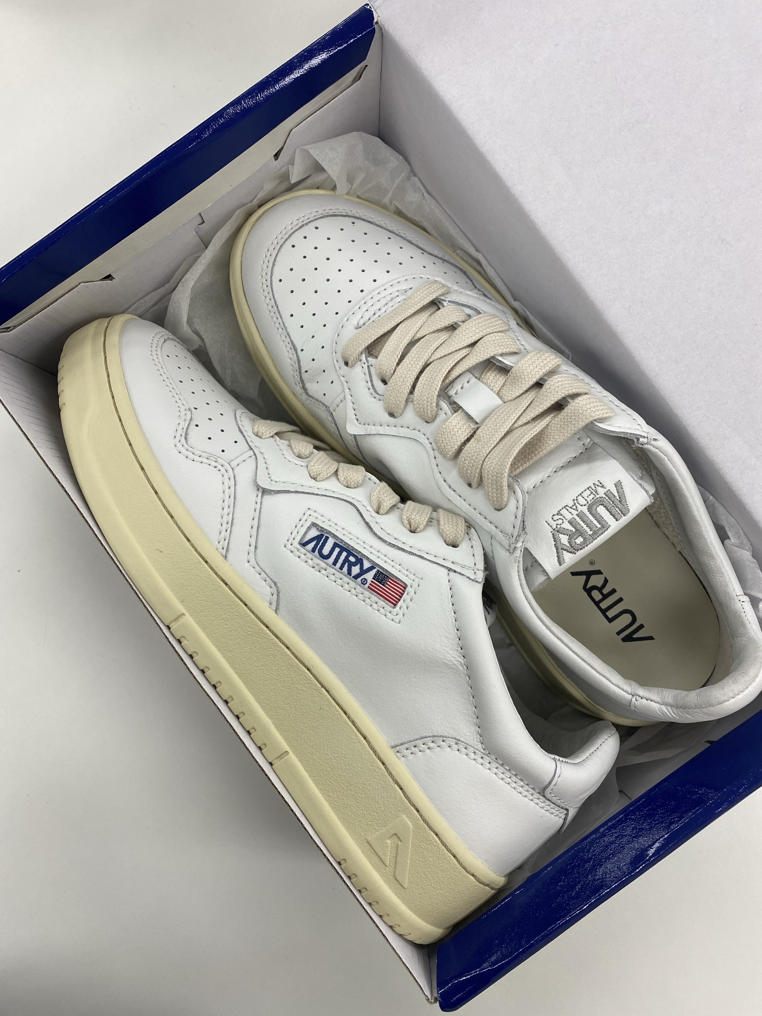 (W) Autry Medalist Low Leather Sneakers White 착용 스타일