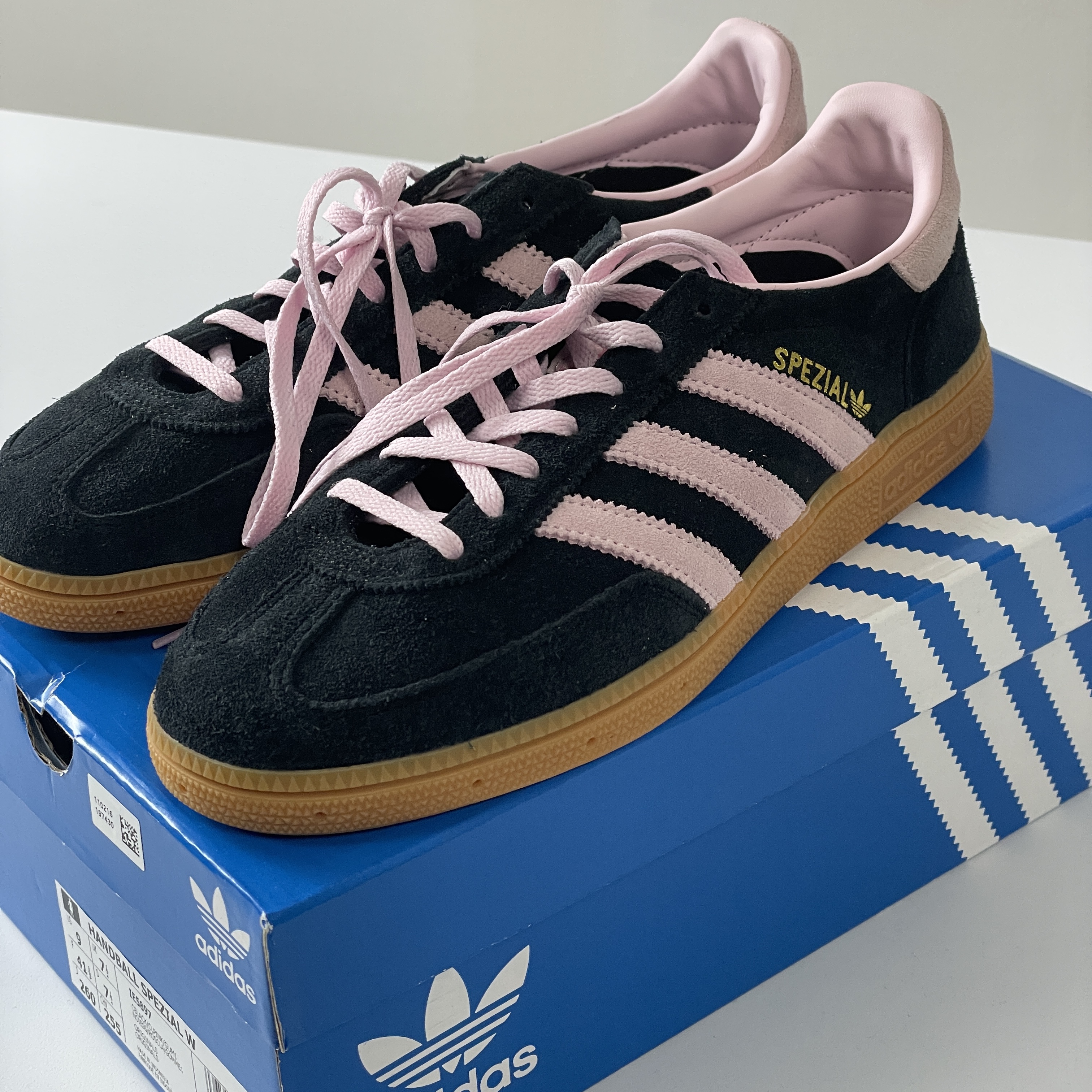 (W) Adidas Spezial Handball Core Black Clear Pink 착용 스타일 - 1
