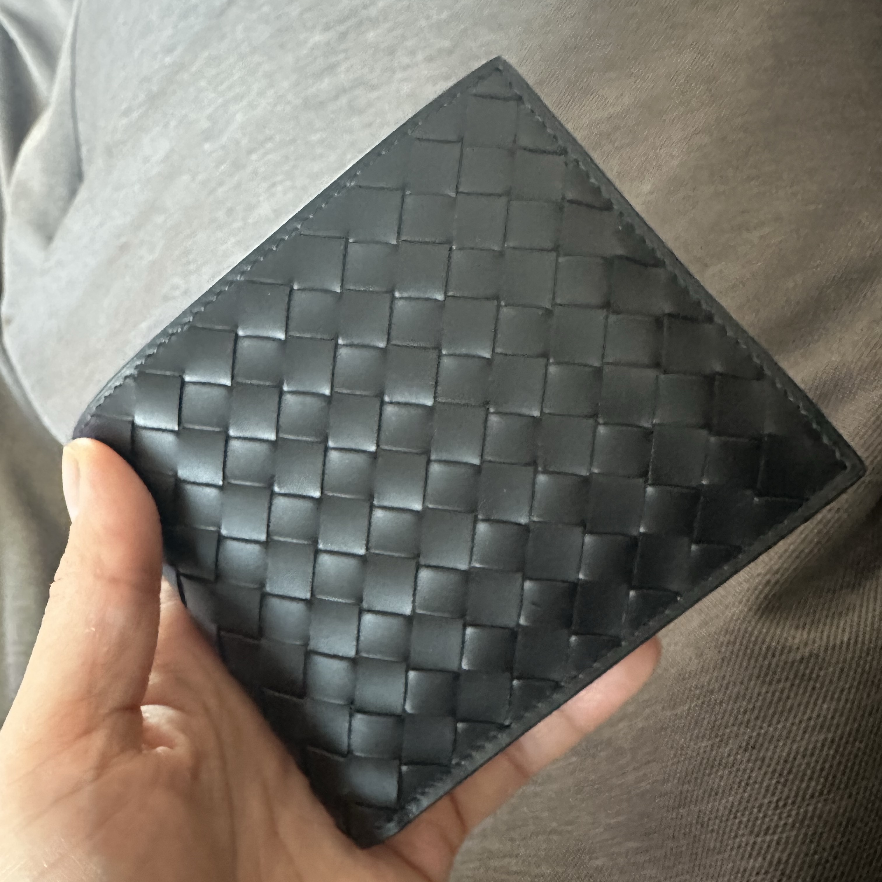 Bottega Veneta Bi-Fold Wallet Black 착용 스타일