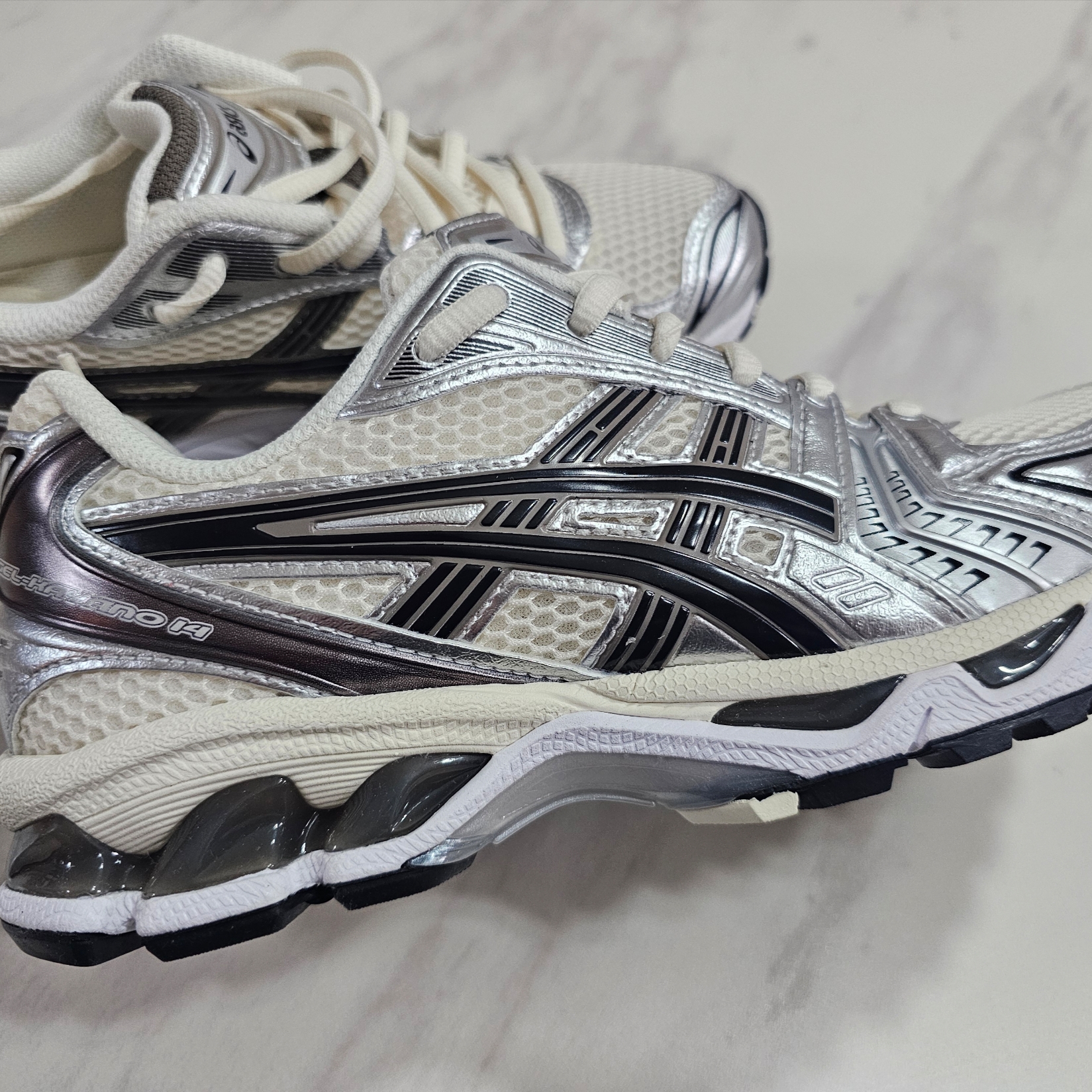 Asics Gel-Kayano 14 Cream Black 착용 스타일 - 2