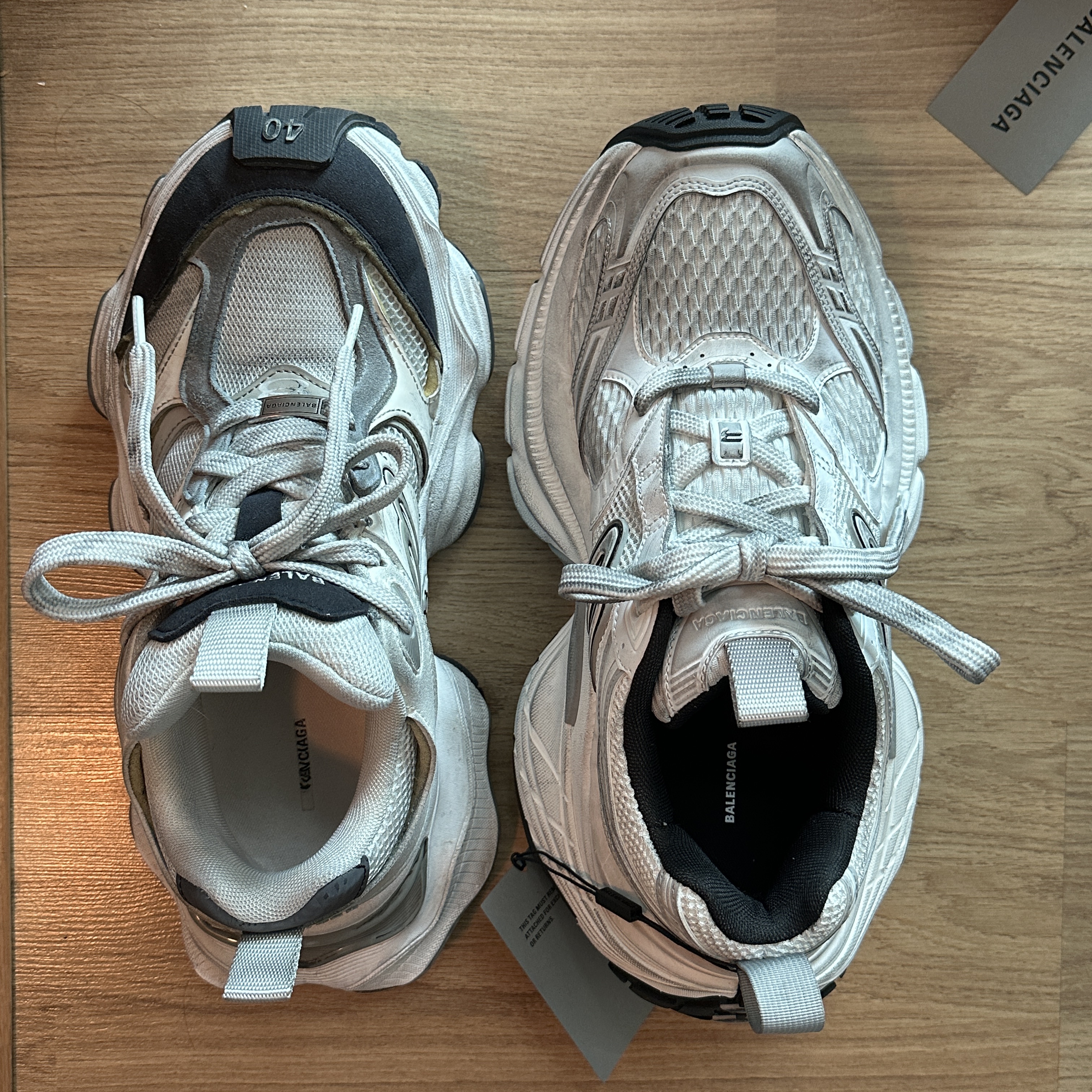 Balenciaga 10XL Sneakers White Grey Silver Black, Balenciaga Cargo Sneakers White Grey 착용 스타일 - 1