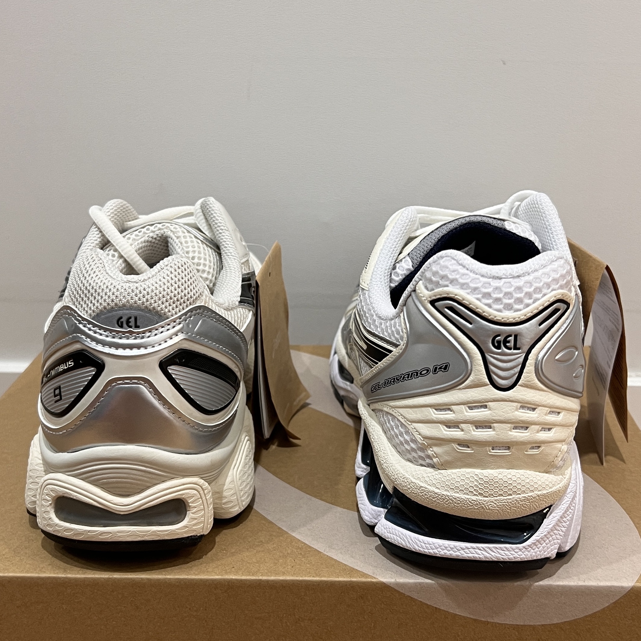 Asics Gel-Nimbus 9 Cream Black, (W) Asics Gel-Kayano 14 White Midnight 착용 스타일 - 4