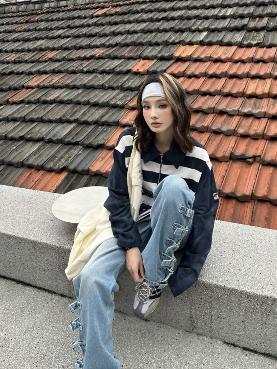 Martine Rose Zip Up Polo Navy White Stripe 착용 스타일 - 4