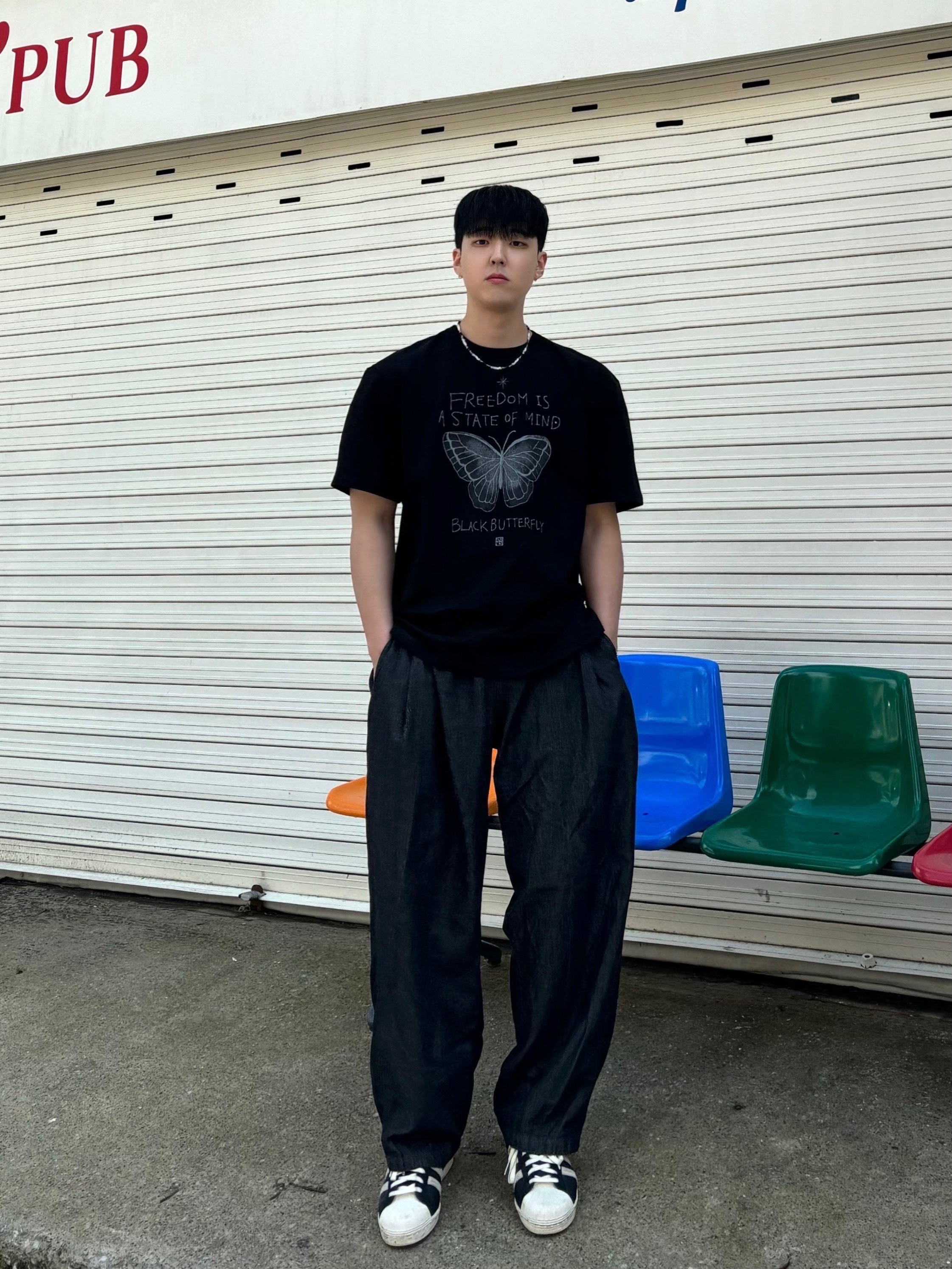 Adidas Superstar 82 Black White 착용 스타일 - 1
